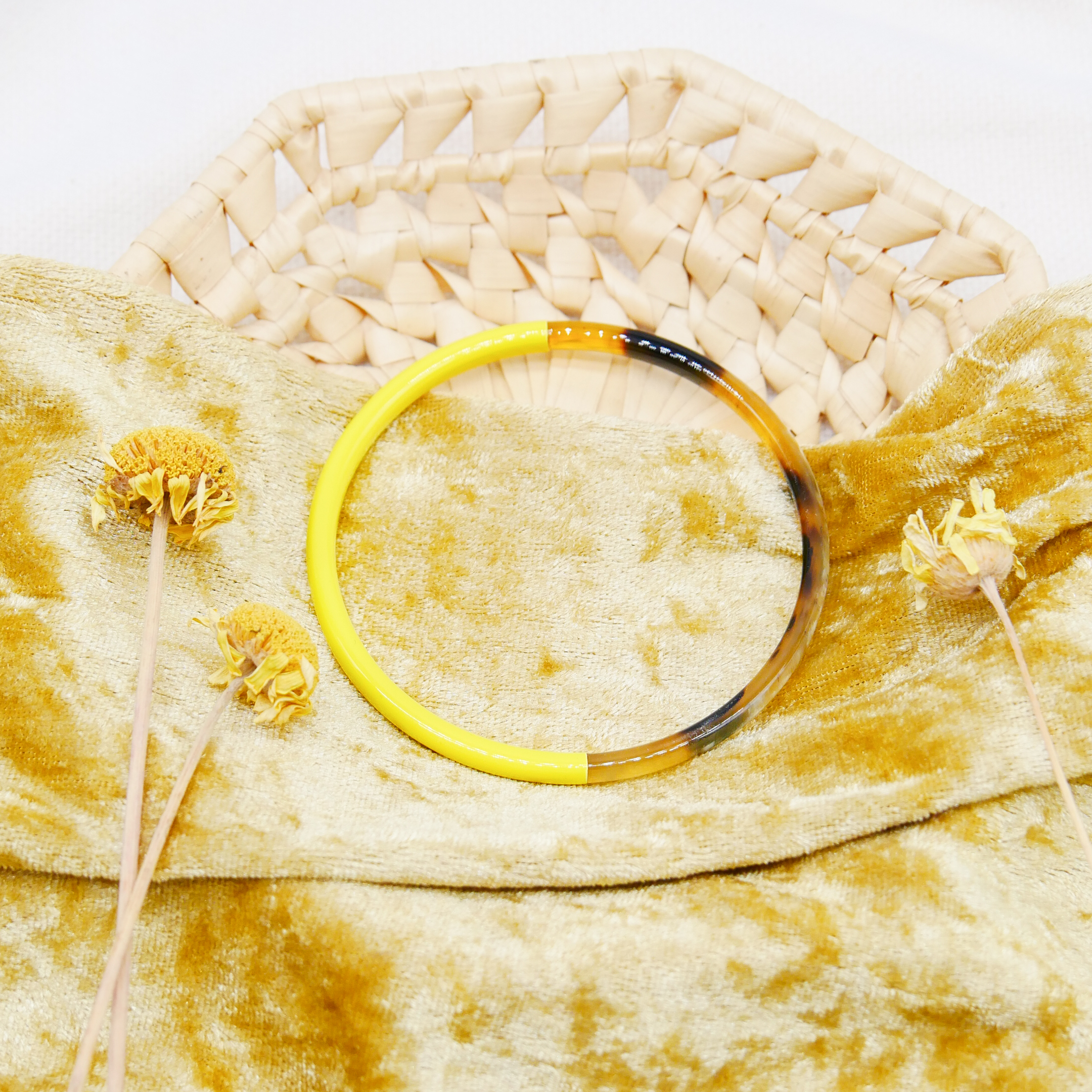  "Craft Art" zarter Armreif, braunes Horn, Lack gelb