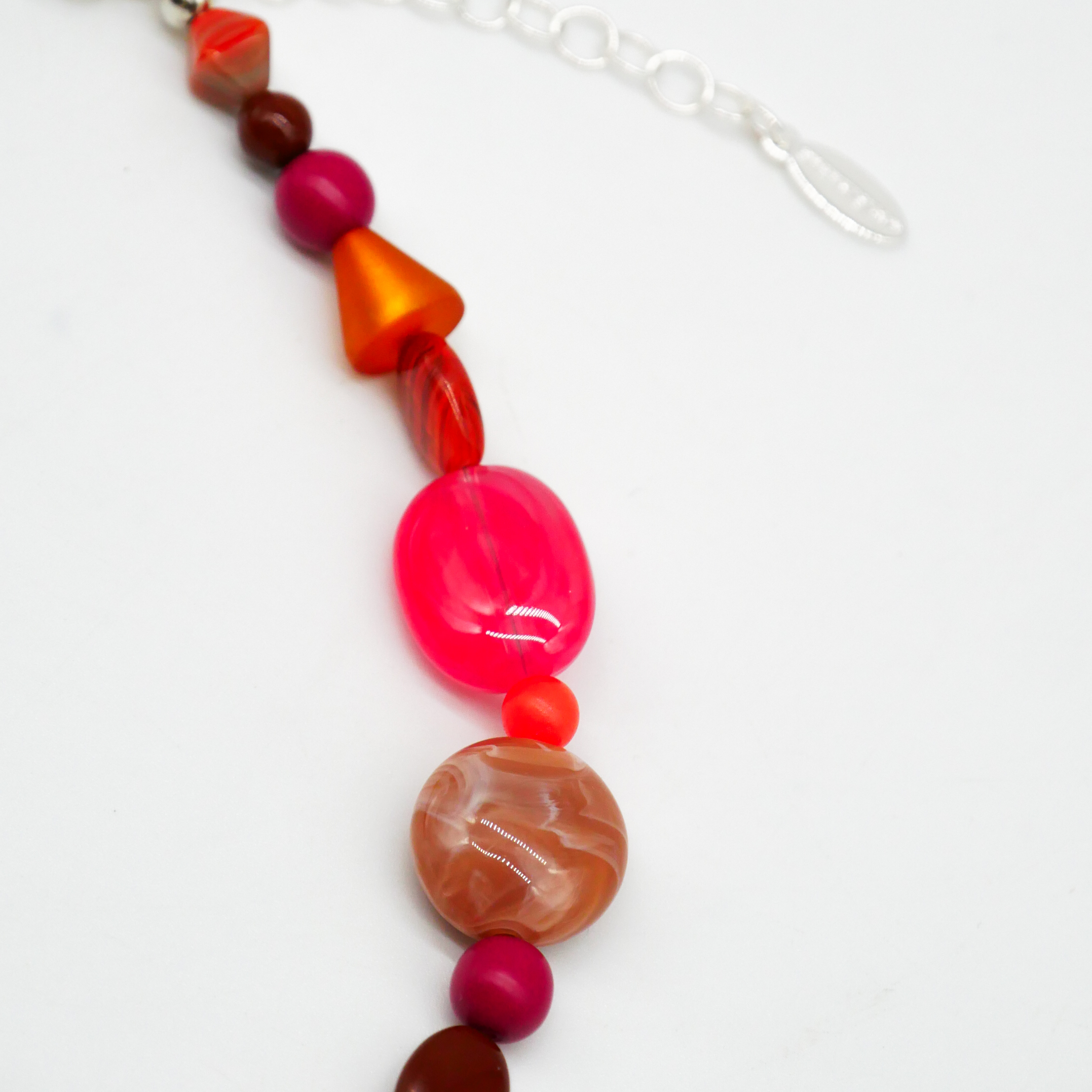 "Summer Feeling",  Kette aus verschiedenen Formen, Glas- und Resin Perlen, pink-orange