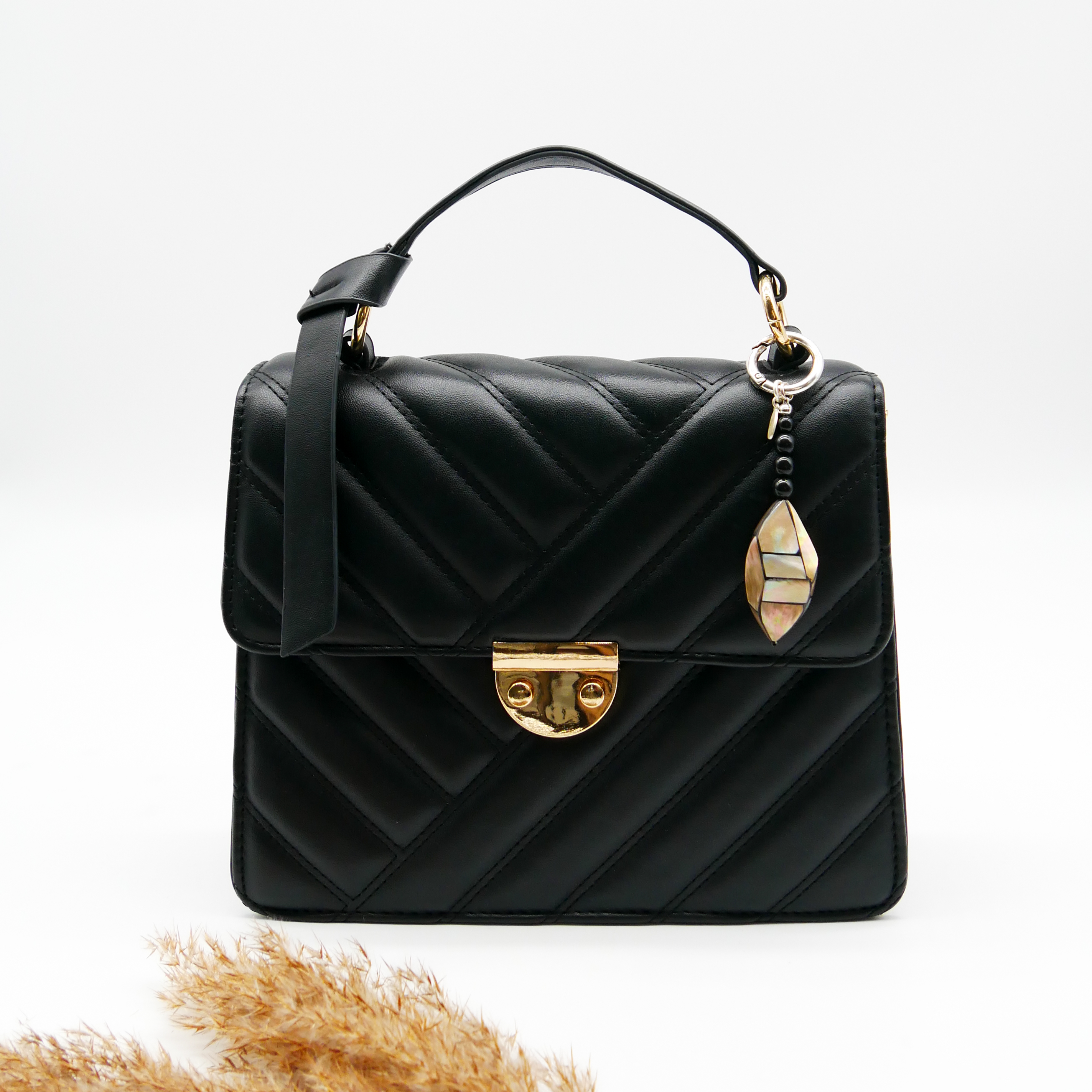 "Lucky Pendant" Anhänger, 1 Strang Glasperlen schwarz mit Designperle Brownlips 