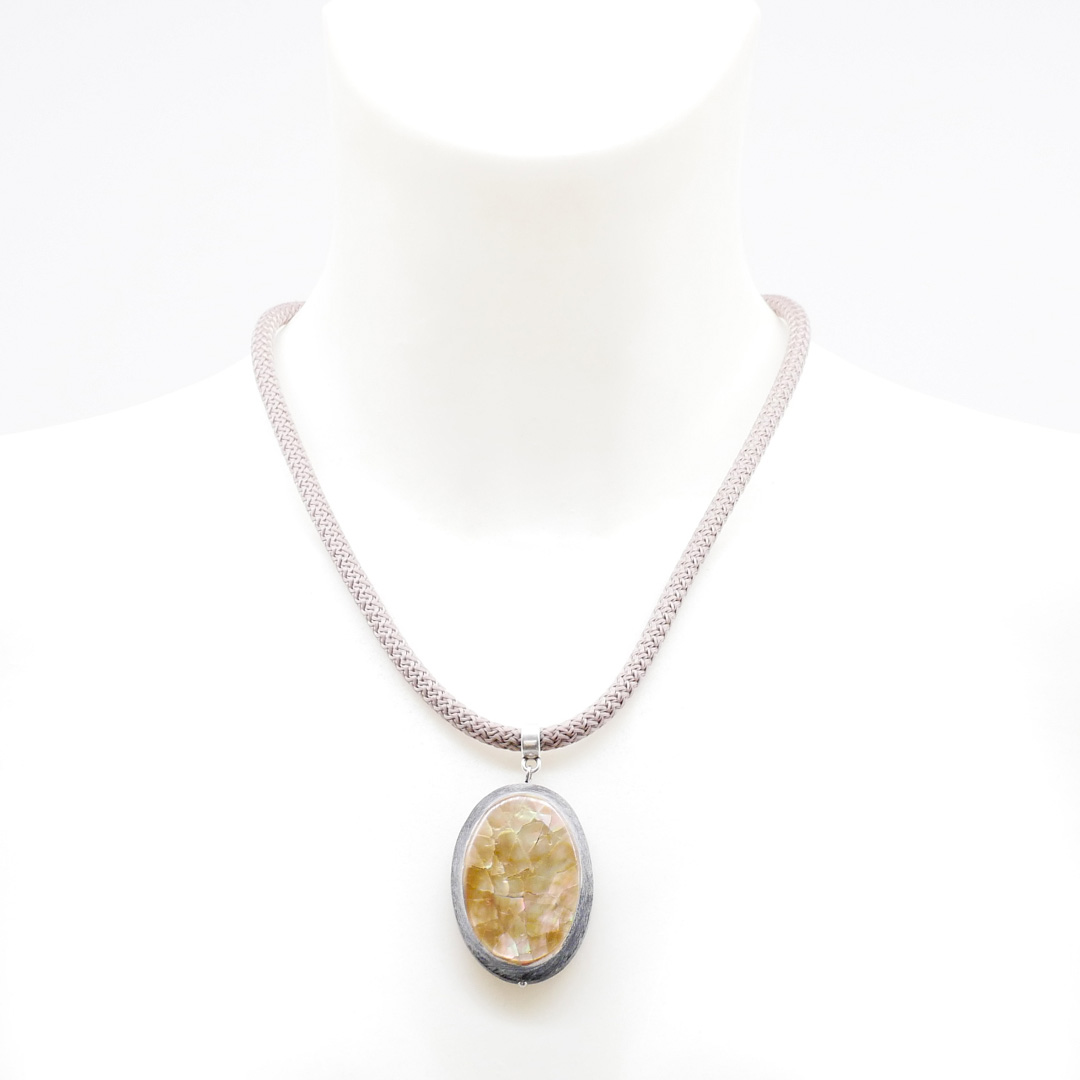 "Classic Ethnic", necklace, cordstring brown, flat oval hornpearl with brownlip shell, 45x30mm, grey