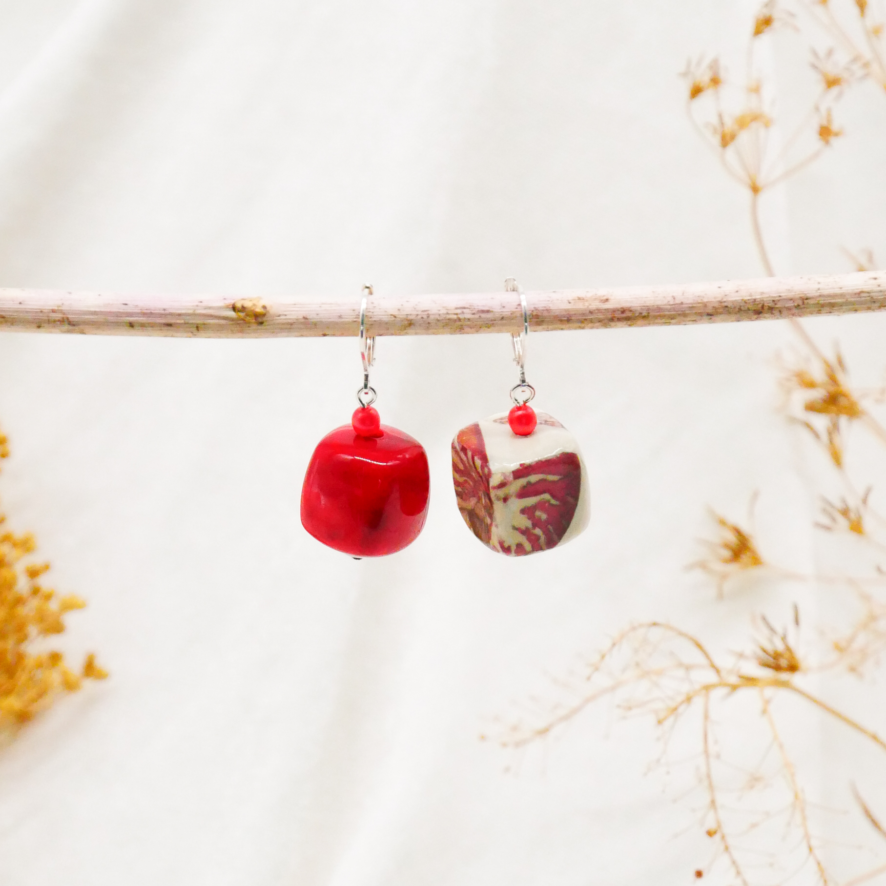 "Summer-Feeling" Ohrring "Cube" Resin- und Papercoated Perlen, rot