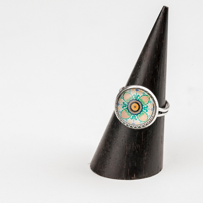 Ring "Mandala" mit Glasmuggel, hellorange-hellgrün