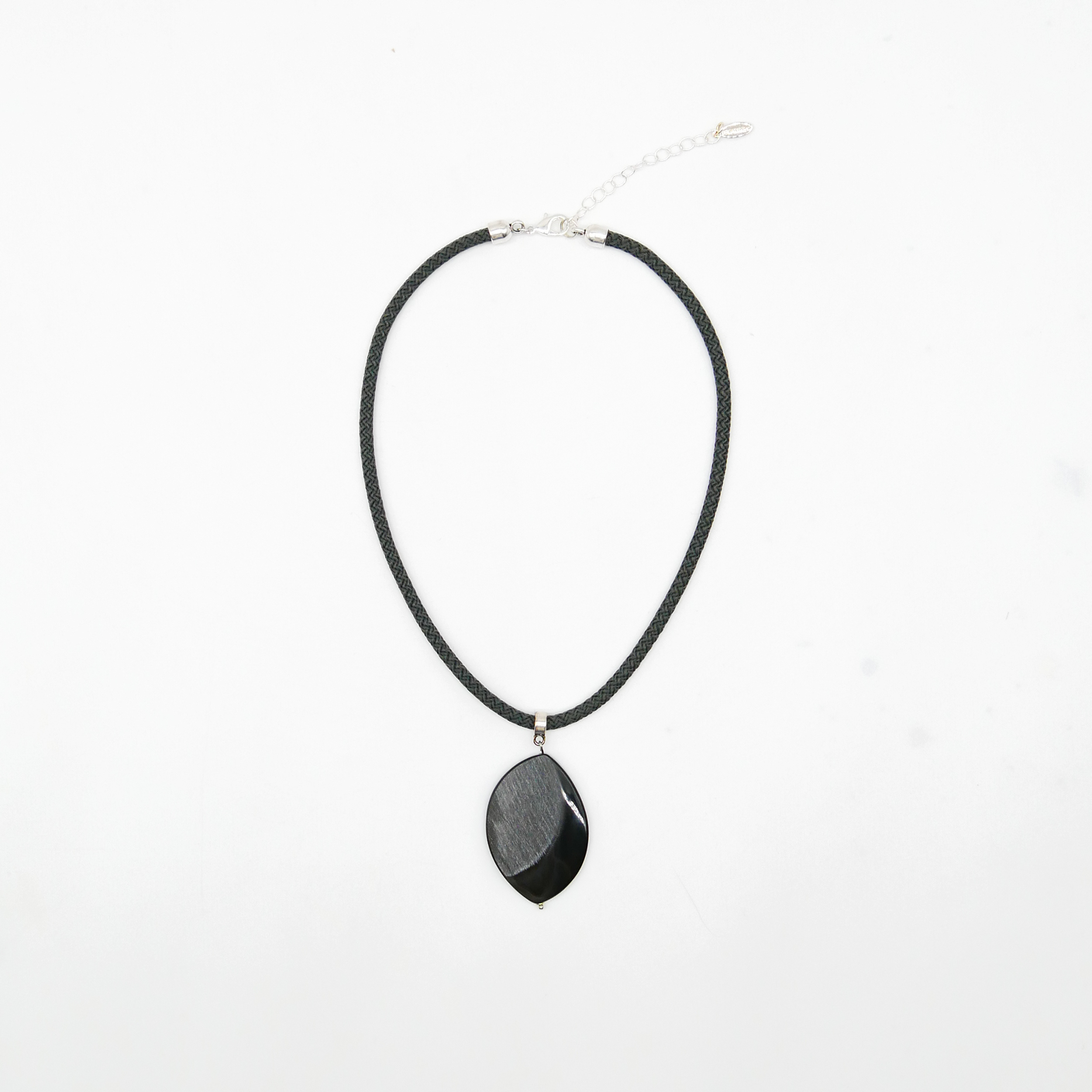 "Nomadic" Kette graues Cordband schwarzer ovaler Hornanhänger mattiert, 35 x 50 mm, silberfarben 