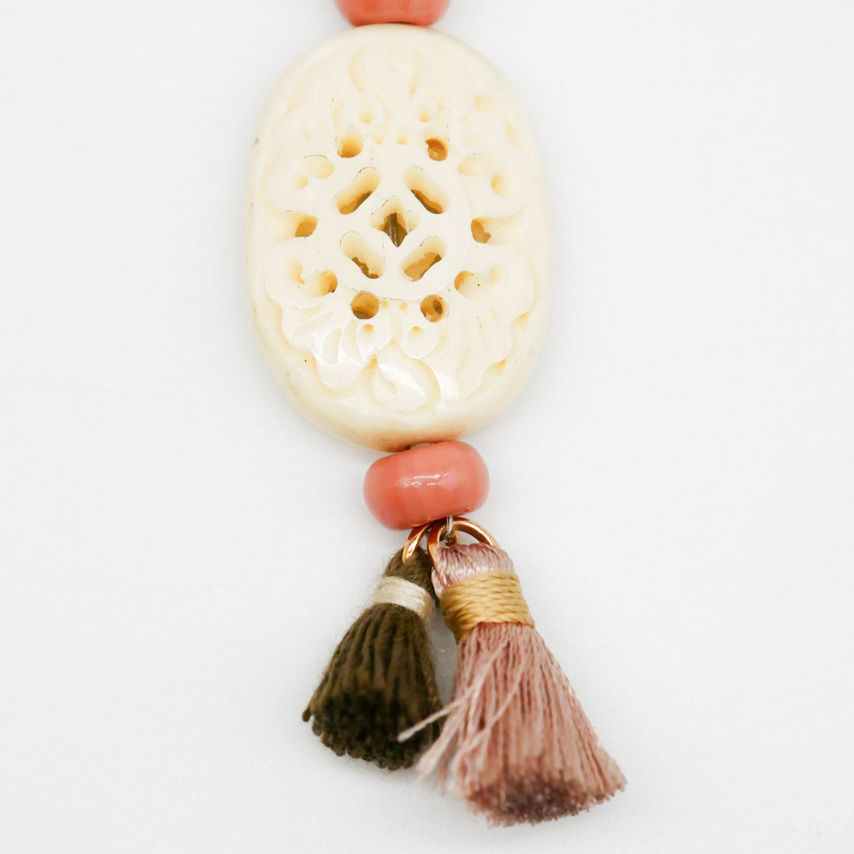 "Lucky Pendant" Anhänger, 1 Strang Glasperlen und Knochenperle, zwei Puschel "Lucky Pendant" Anhänger, 1 Strang Glasperlen und Knochenperle, zwei Puschel