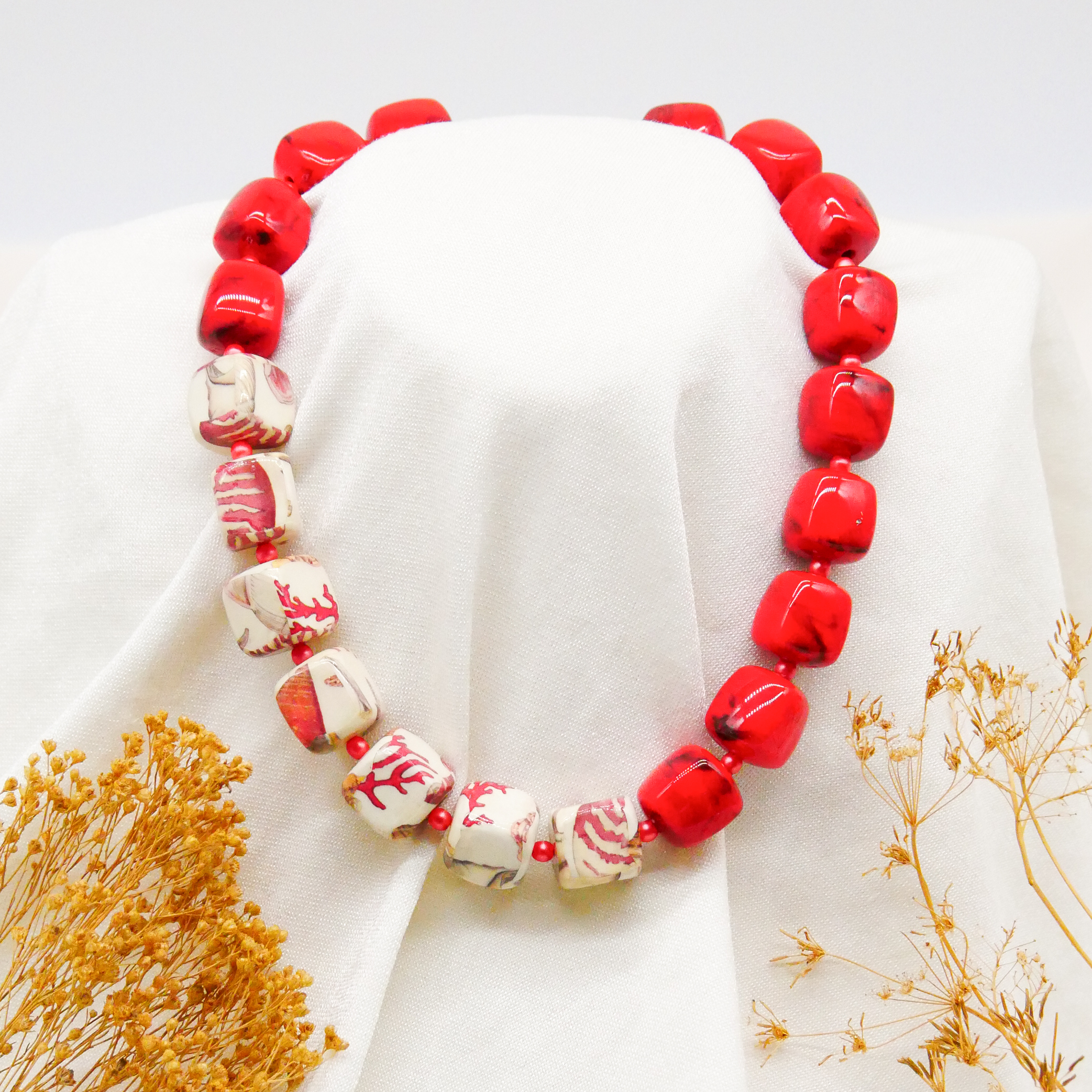 "Summer Feeling", kurze Kette "Cube" Resin- und Papercoated Perlen ca. 16 x 16 mm rot 