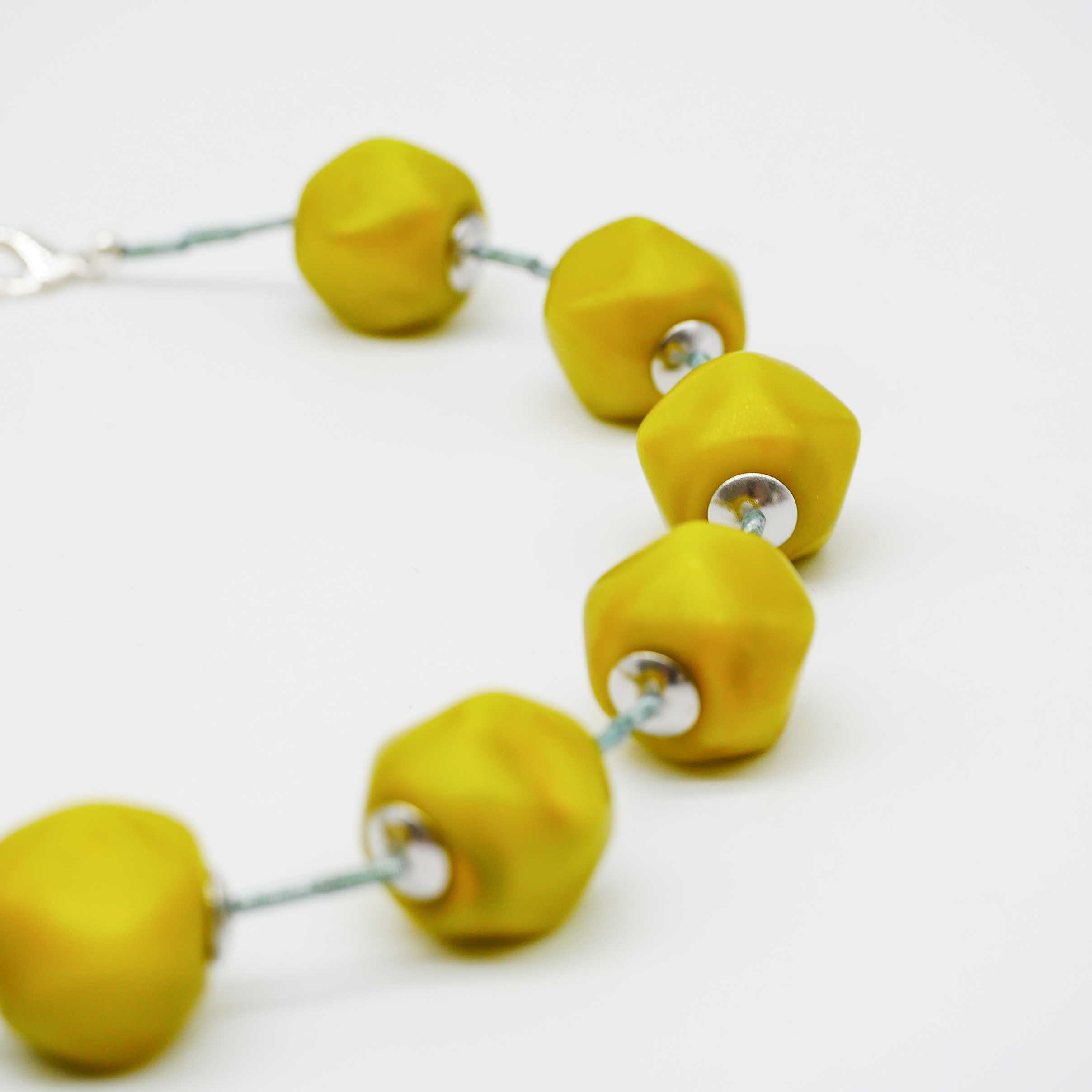"Summer Feeling" - kurze Kette, facett. Glaskugeln und Rocaillesstäbe, senf