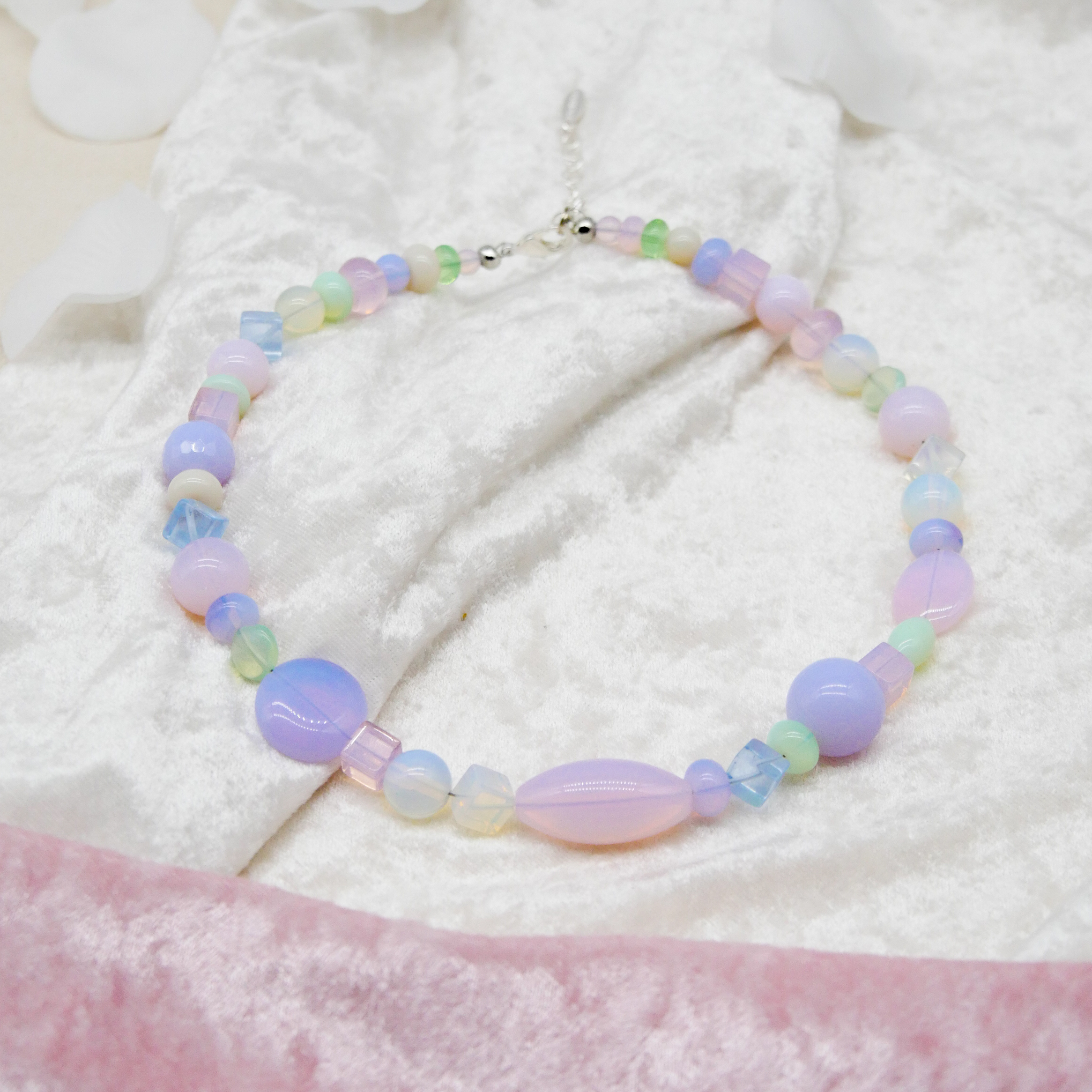 "Summer Feeling",  Kette aus verschiedenen Formen, Glas- und Resin Perlen, opal-pas