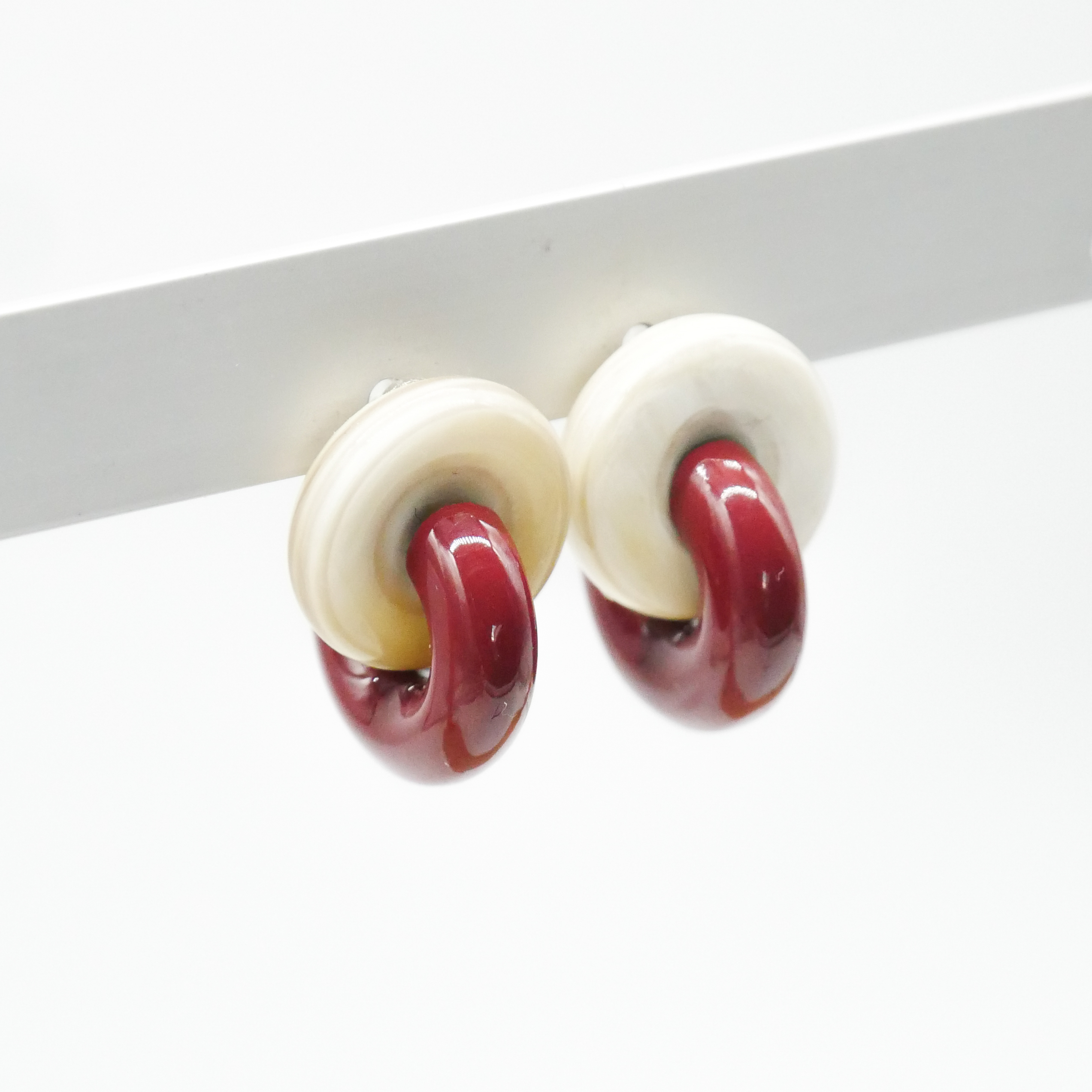  "Craft-Art", Ohrstecker zwei dicke Reife 90 Grad versetzt schwarzes Horn, Lack weinrot 