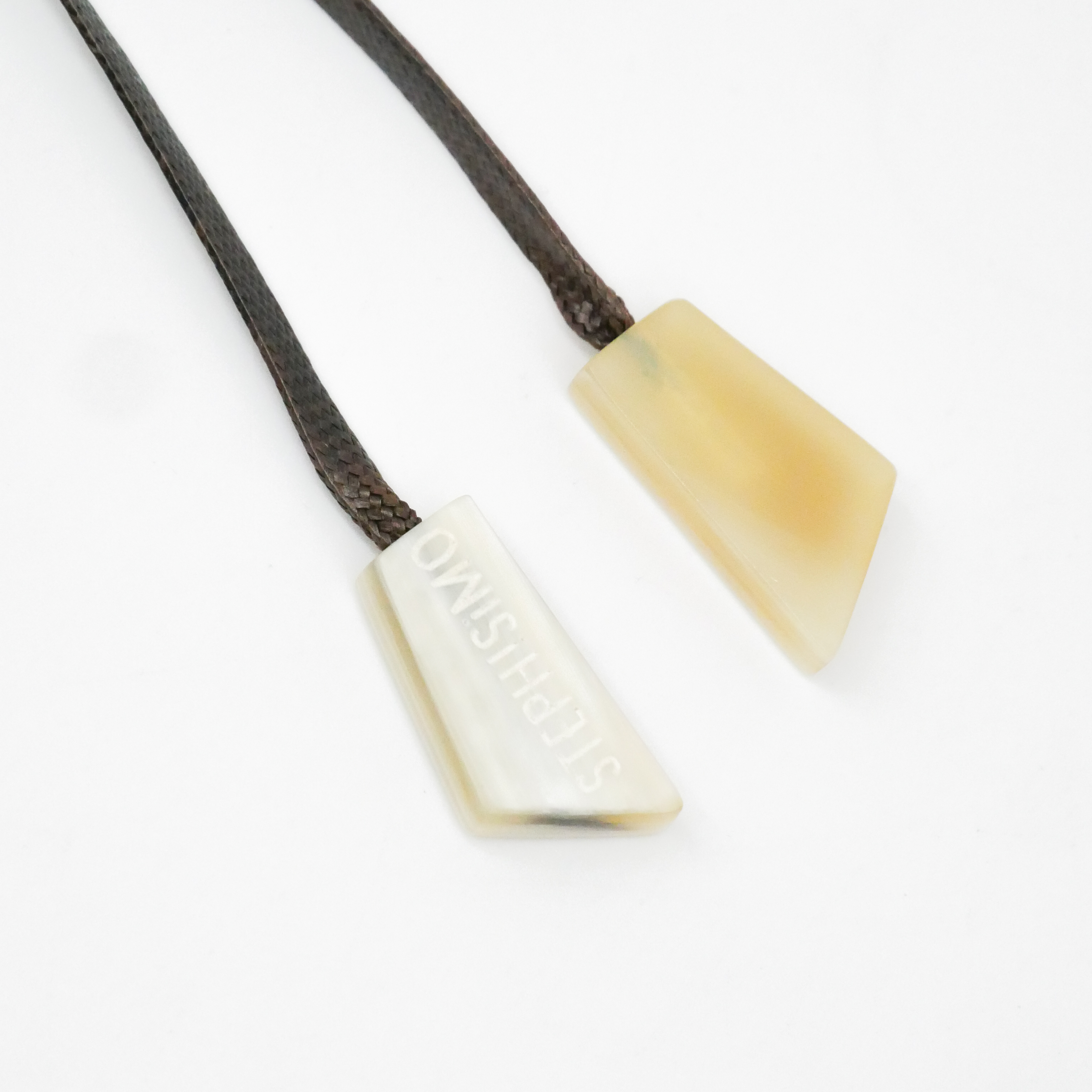  "Craft-Art", runder Hornanhänger Ø ca. 53 verspieltes Design, Syntetikband, weißes Horn 