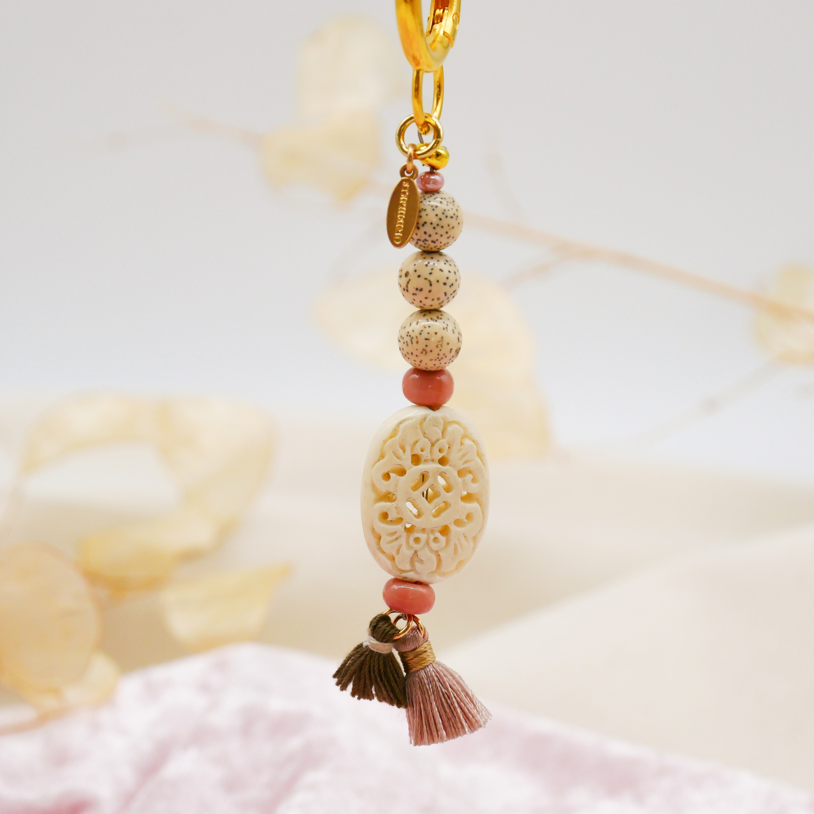 "Lucky Pendant" Anhänger, 1 Strang Glasperlen und Knochenperle, zwei Puschel "Lucky Pendant" Anhänger, 1 Strang Glasperlen und Knochenperle, zwei Puschel