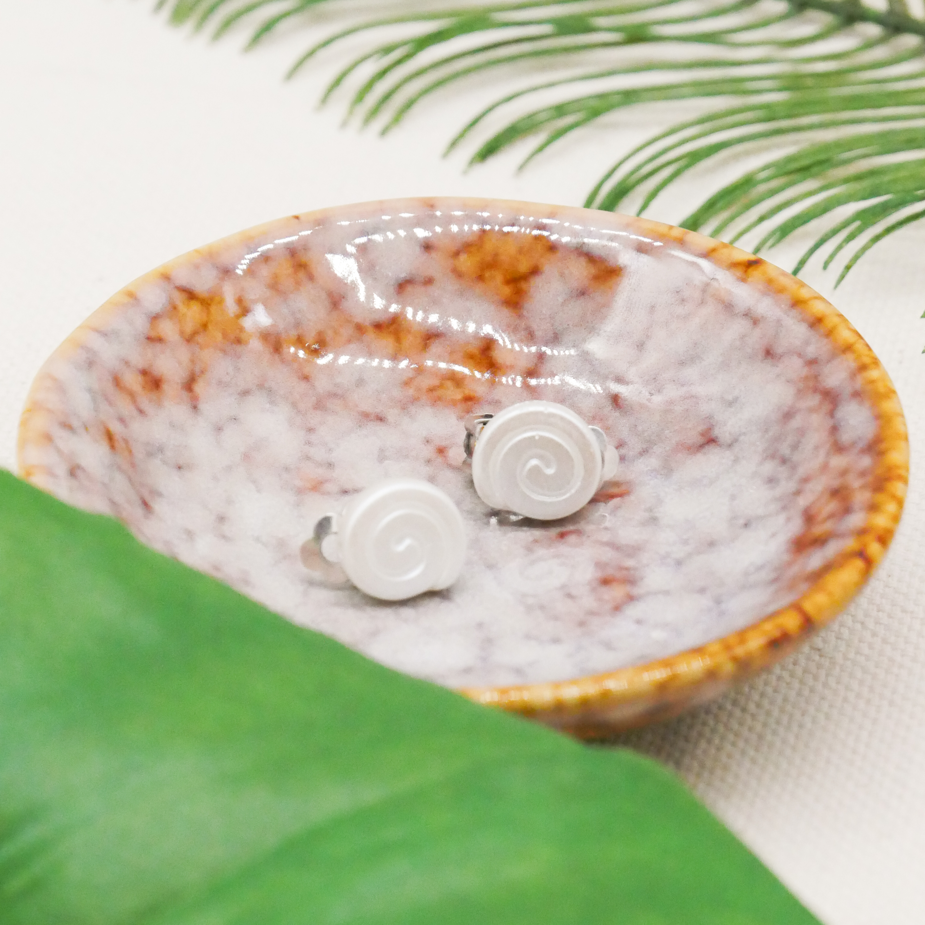  "Shell" Ohrclip kleine Glasschnecke weiß 