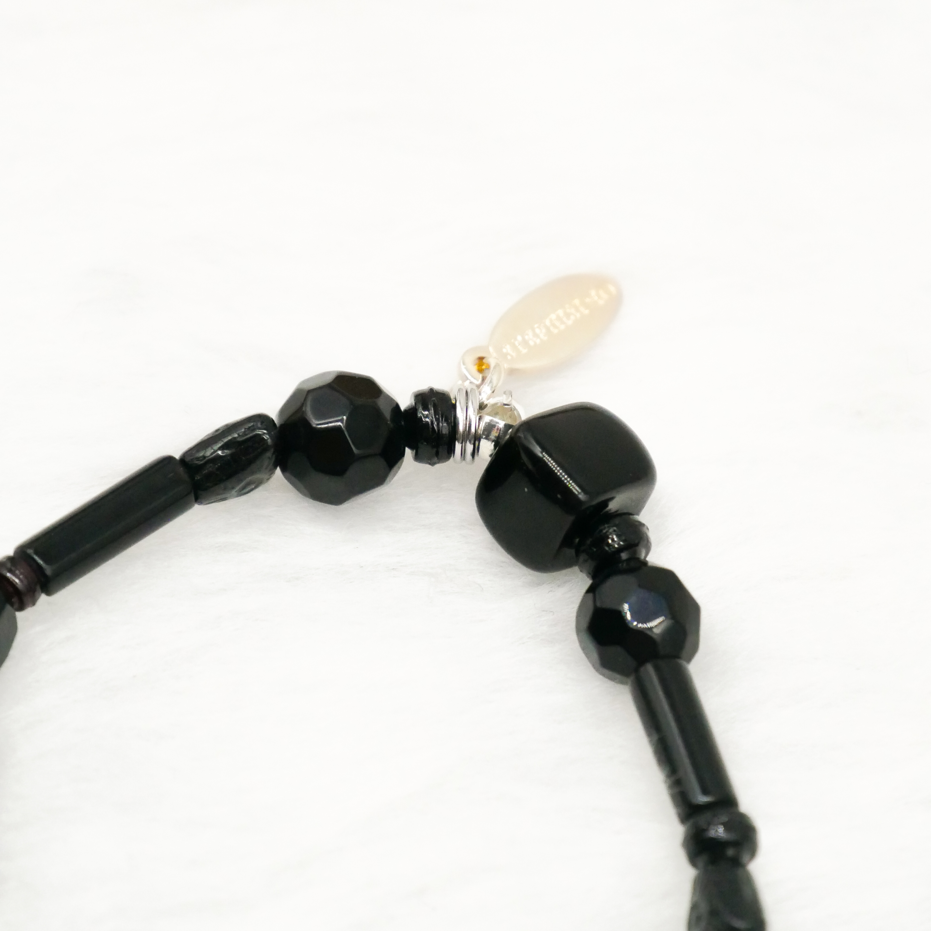  "Jet Schmuck" Armband auf Gummi schwarze Glasperlen, verschiedene Formen 