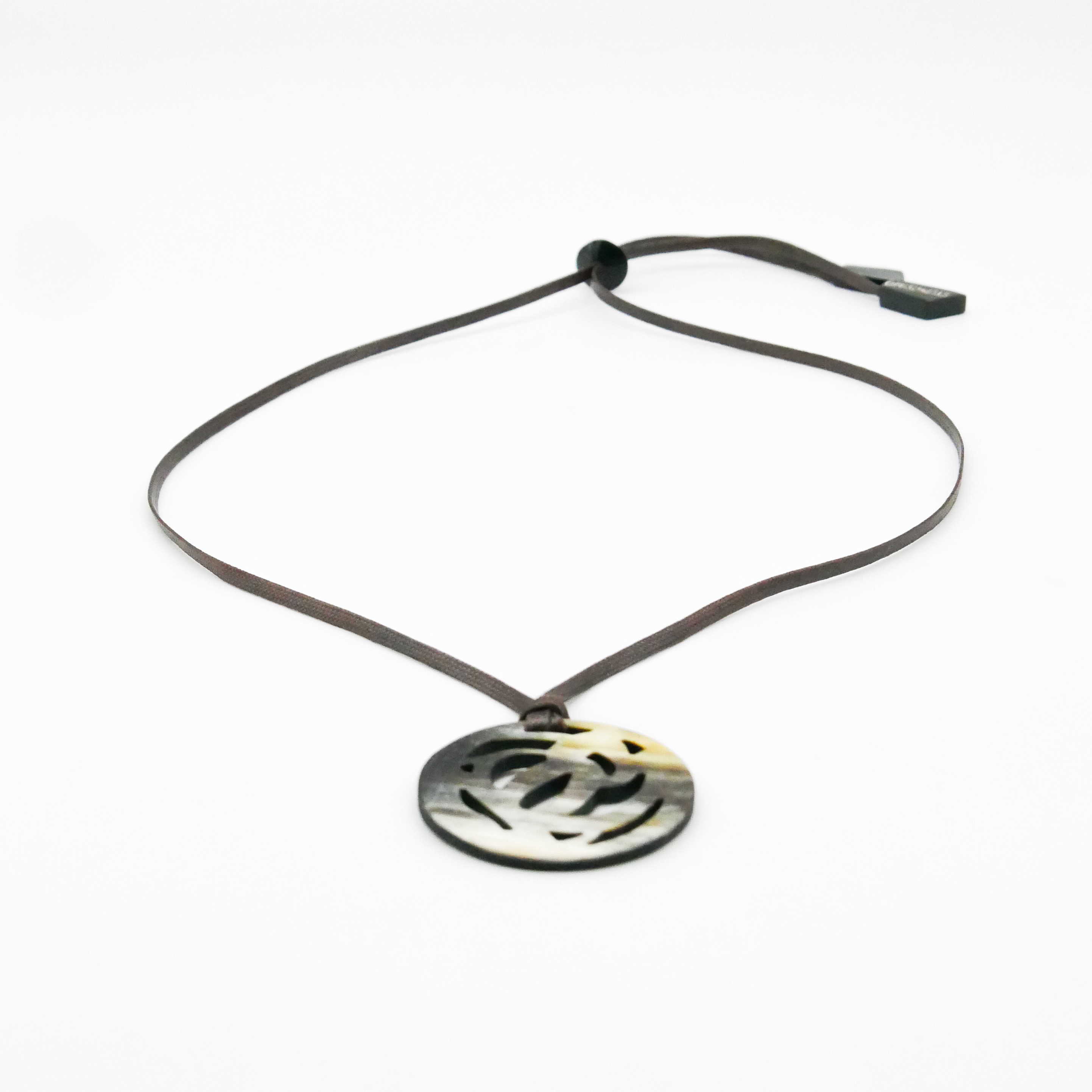  "Craft-Art", runder Hornanhänger Ø ca. 53 verspieltes Design, Syntetikband, marble Horn 