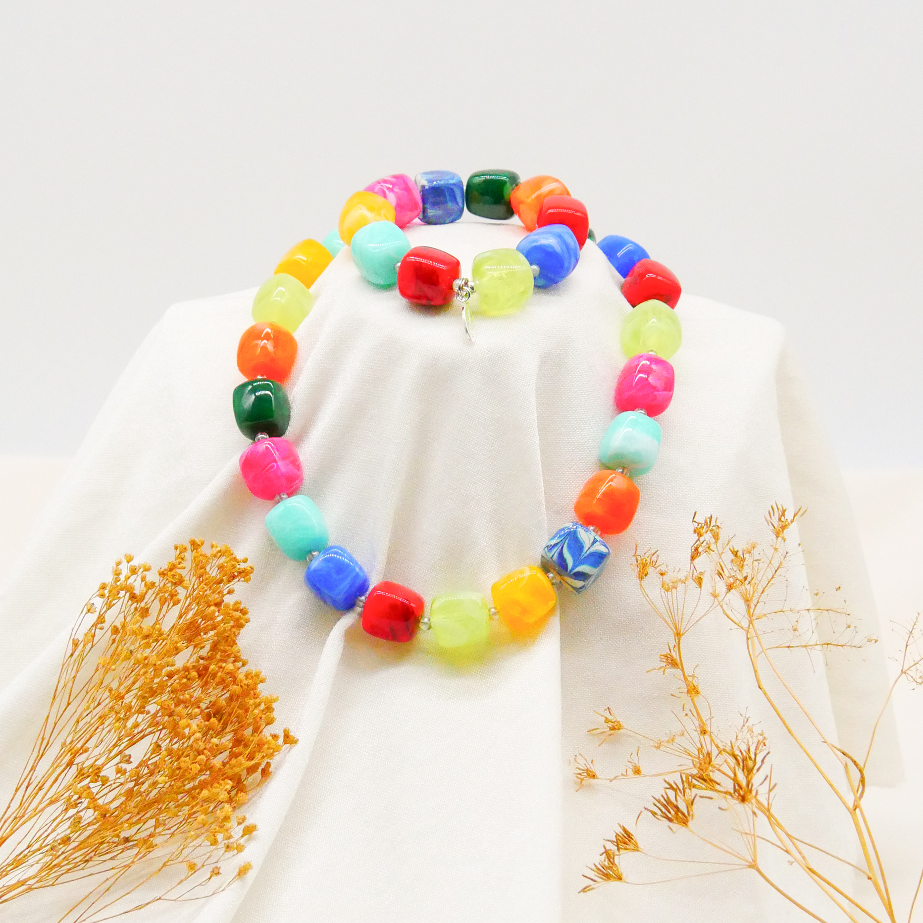 "Summer Feeling", kurze Kette "Cube" Resinperlen ca. 16 x 16 mm multicolor