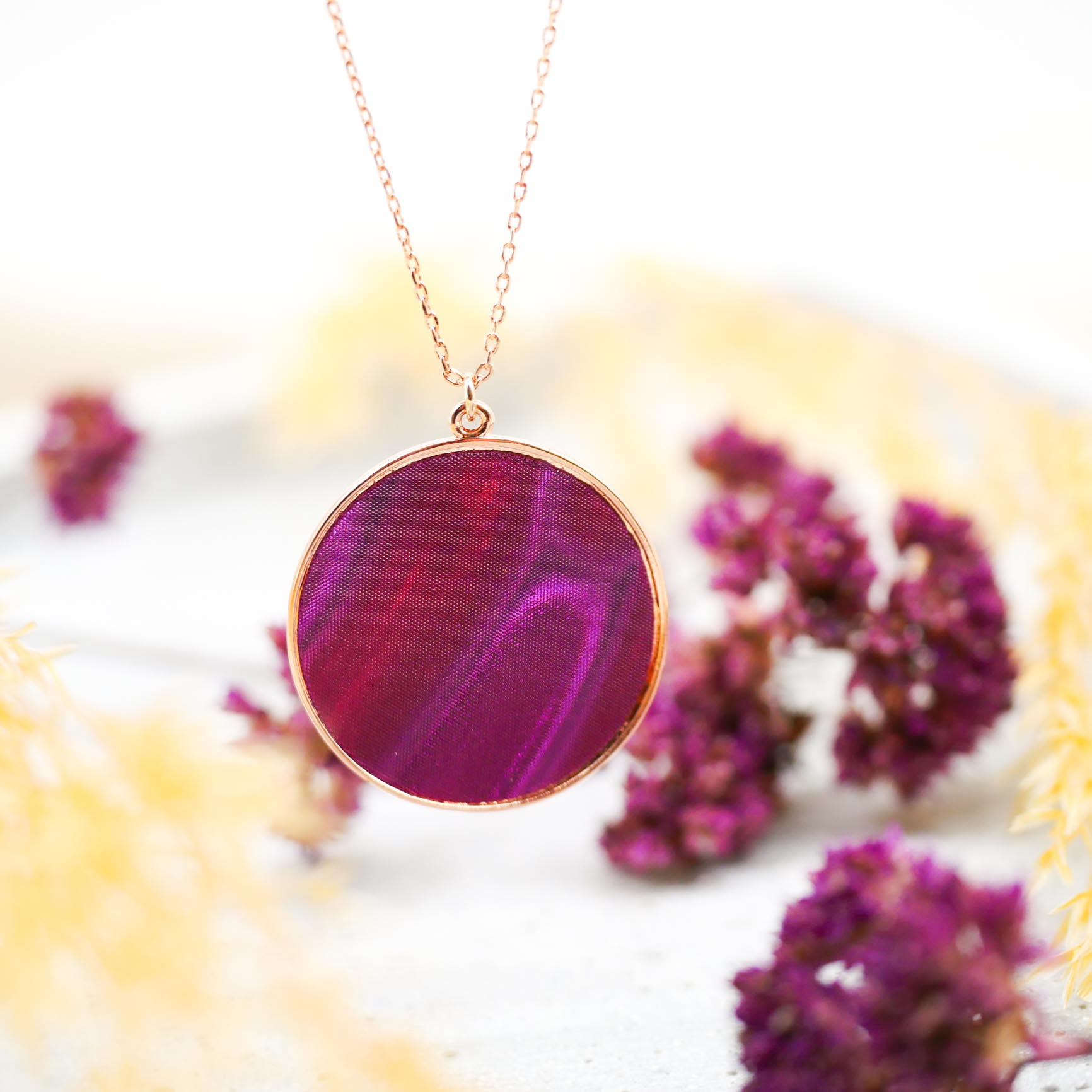"Circle" kurze Kette, rosé vergoldeter Anhänger, purpur schimmer