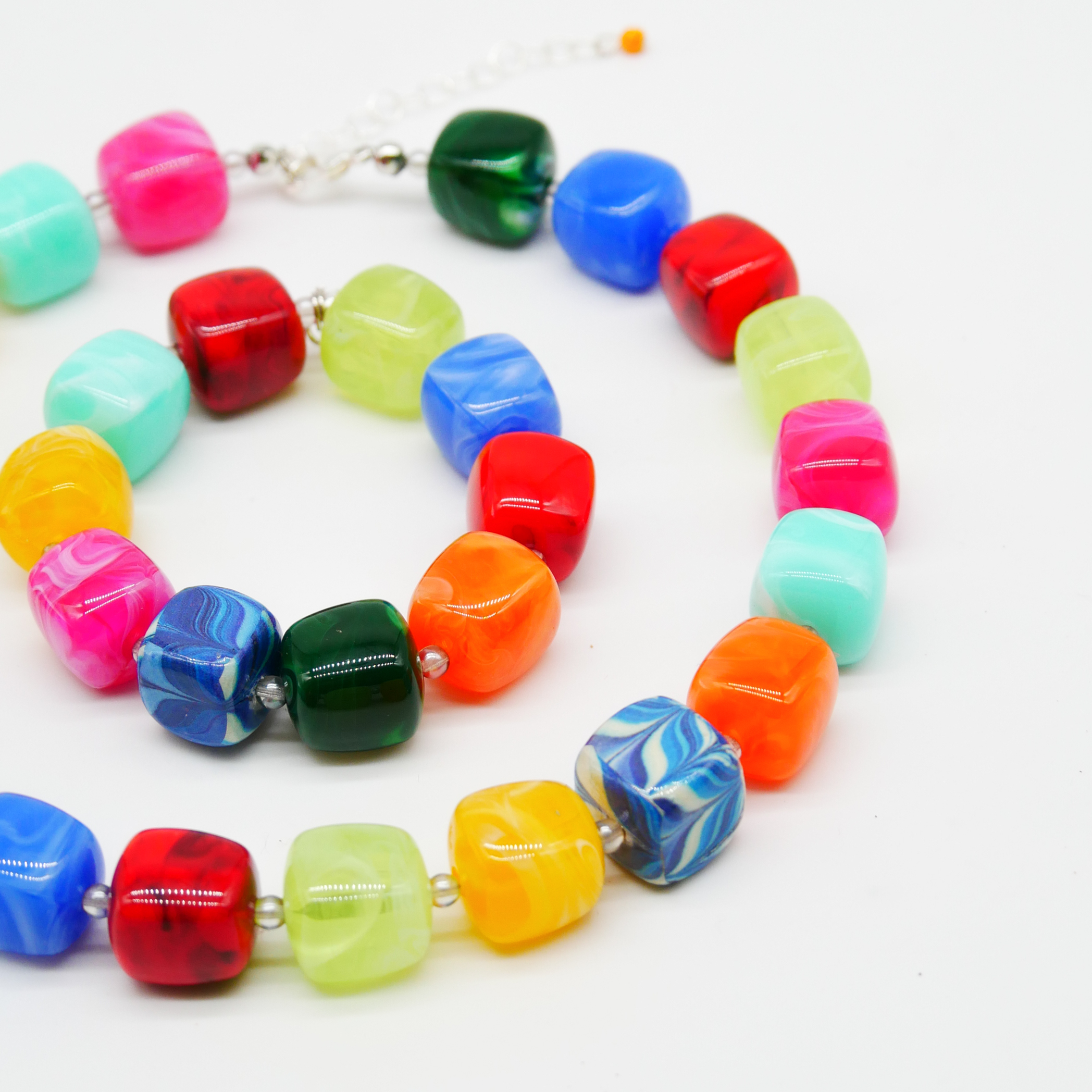 "Summer Feeling", kurze Kette "Cube" Resinperlen ca. 16 x 16 mm multicolor