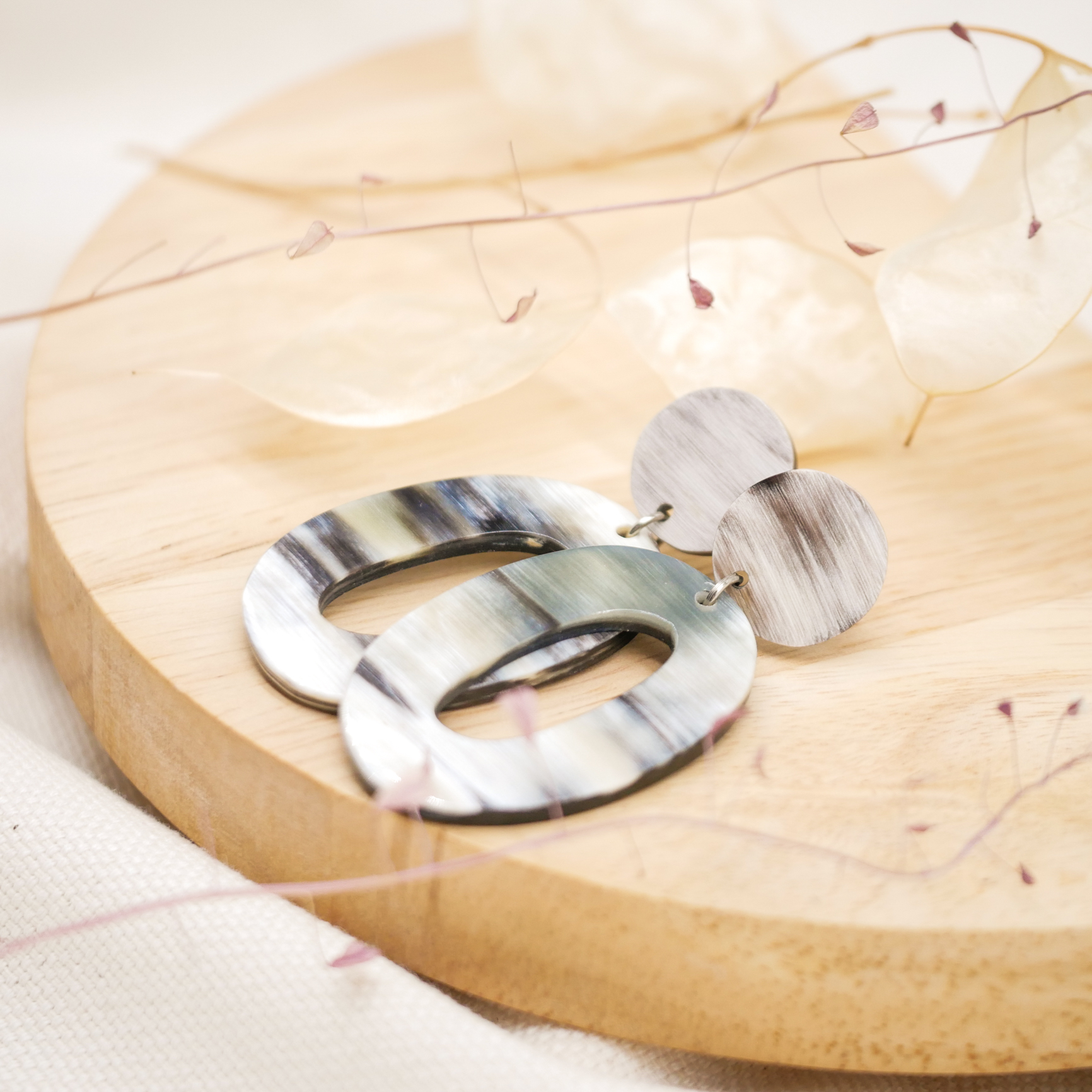 Horn Ohrhänger, große Ellipse, dunkles afrikanisches Horn