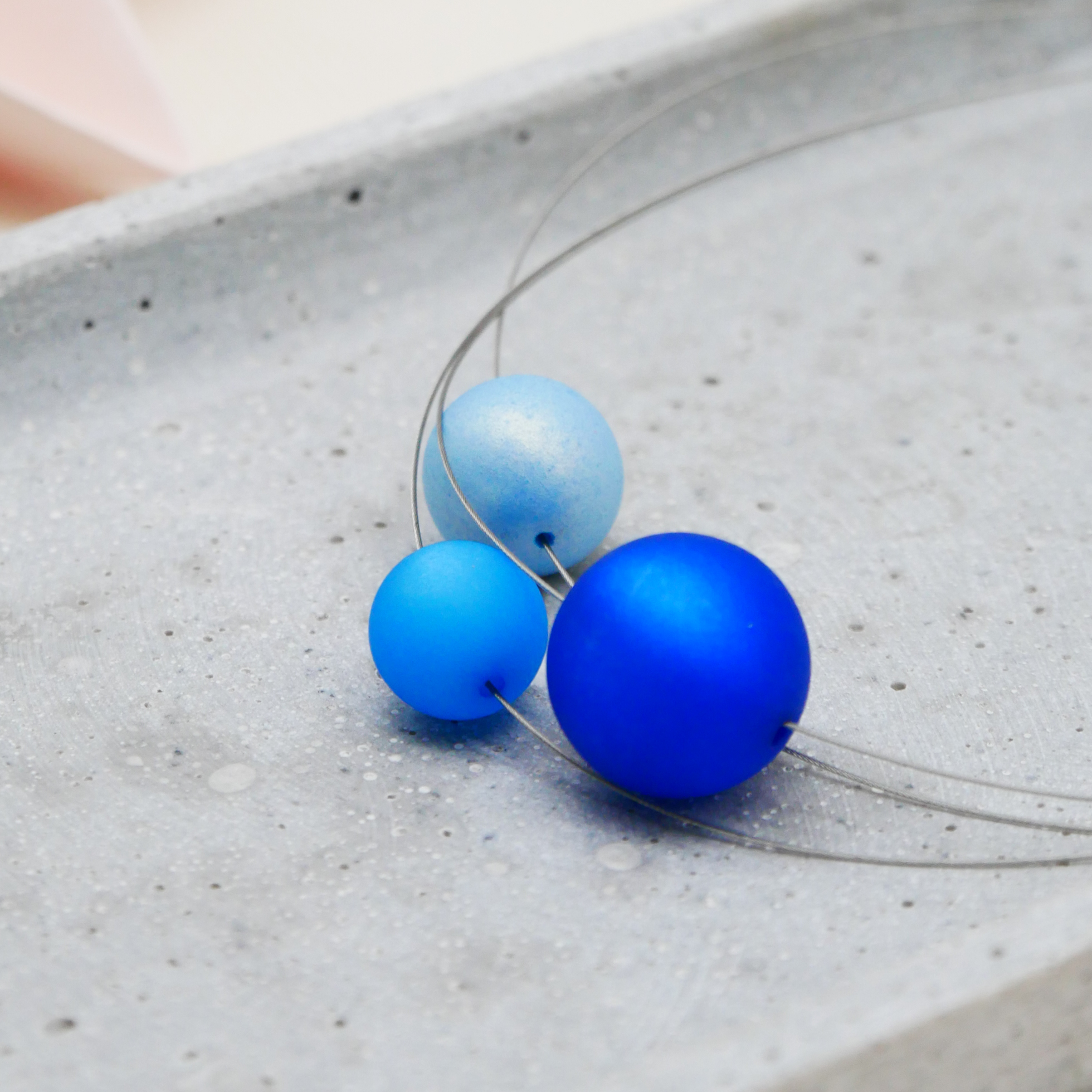  Color Explosion, kurze 3-Strang Kette "Planet" - Erde dunkelblau