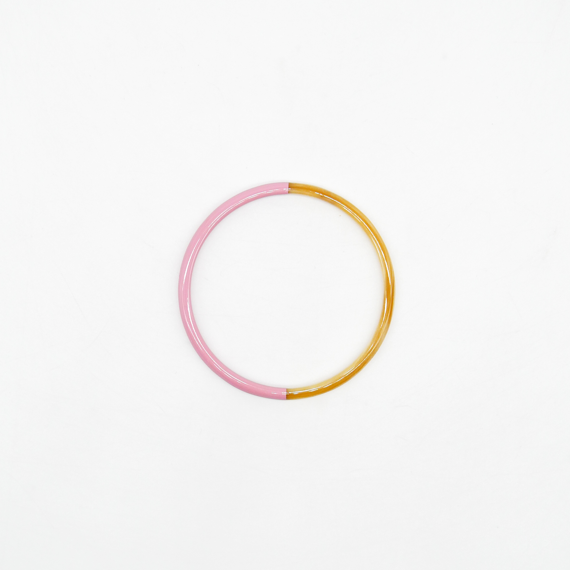  "Craft Art" zarter Armreif, weißes Horn, Lack hellrosé