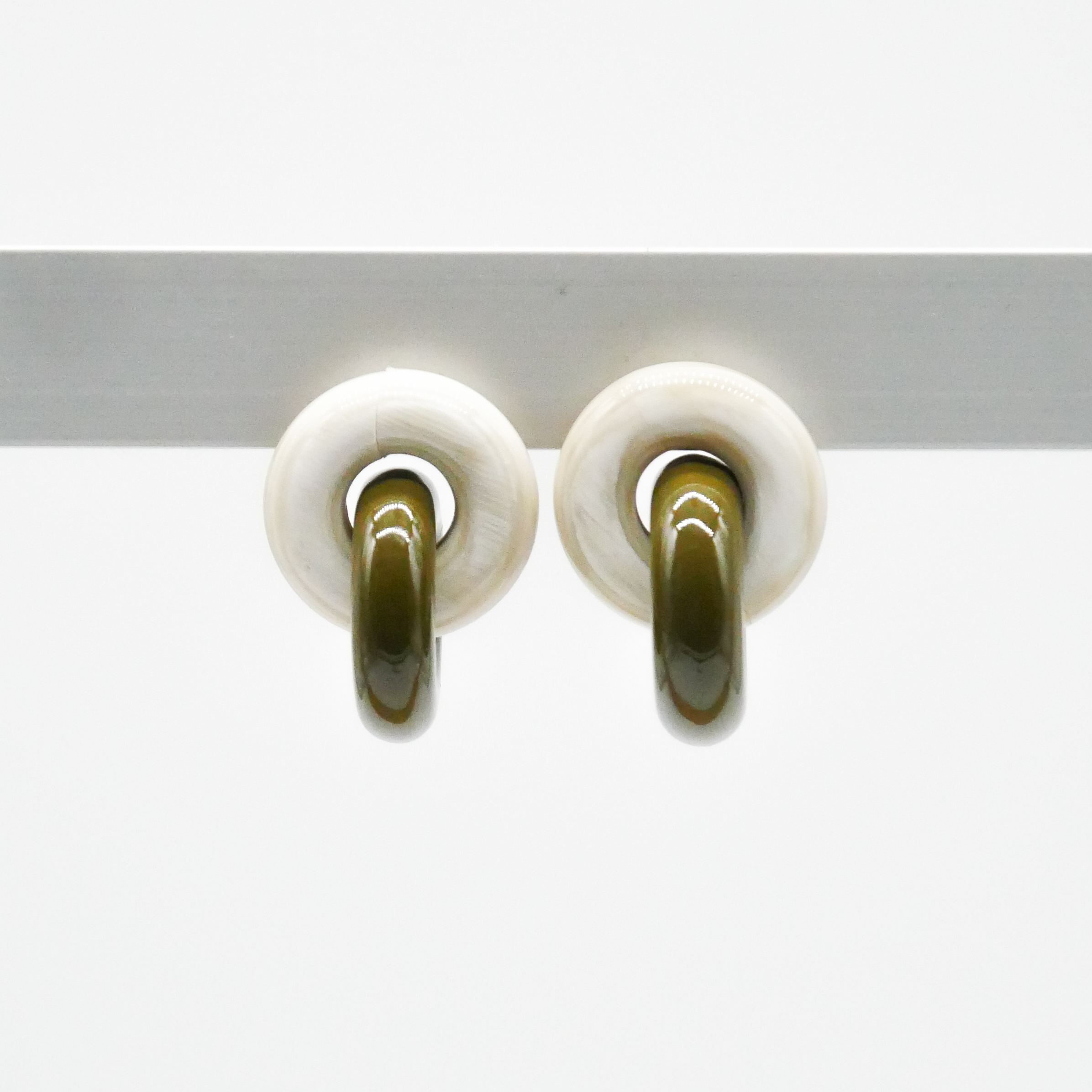  "Craft-Art", Ohrstecker zwei dicke Reife 90 Grad versetzt schwarzes Horn, Lack khaki 