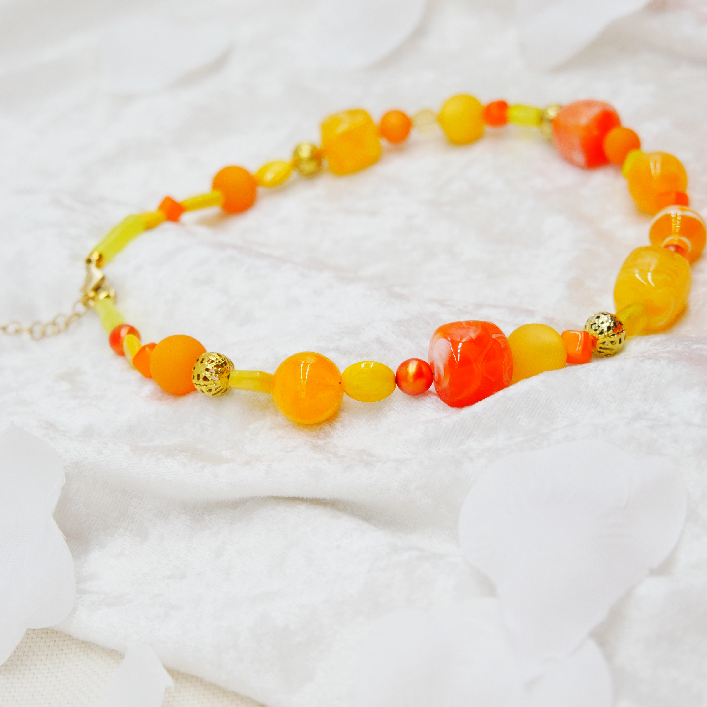 "Summer Feeling",  Kette aus verschiedenen Formen, Glas- und Resin Perlen, gelb-orange