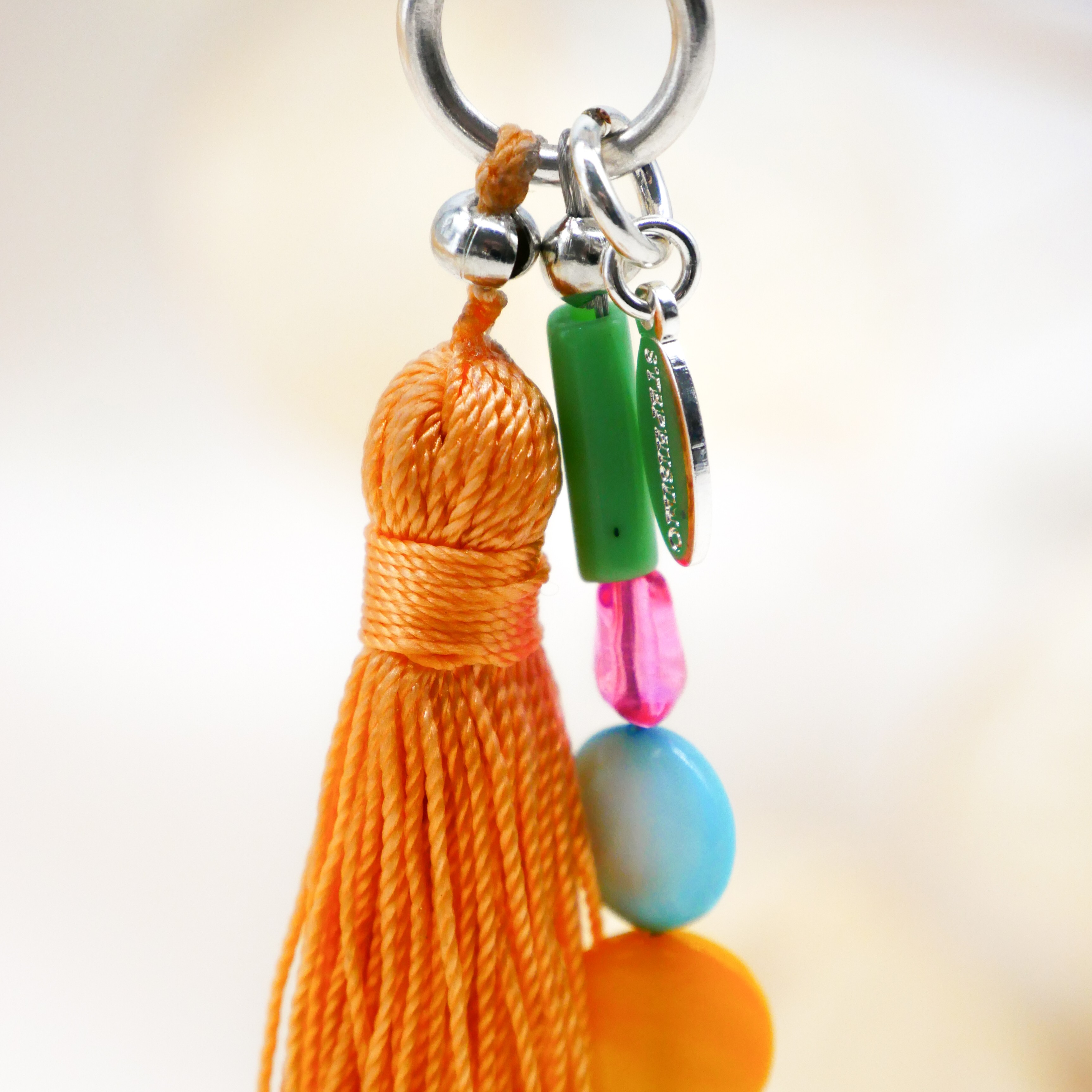 "Lucky Pendant" Anhänger, 1 Strang bunte Muschelperlen, Glasperle und große Quaste "Lucky Pendant" Anhänger, 1 Strang bunte Muschelperlen, Glasperle und große Quaste