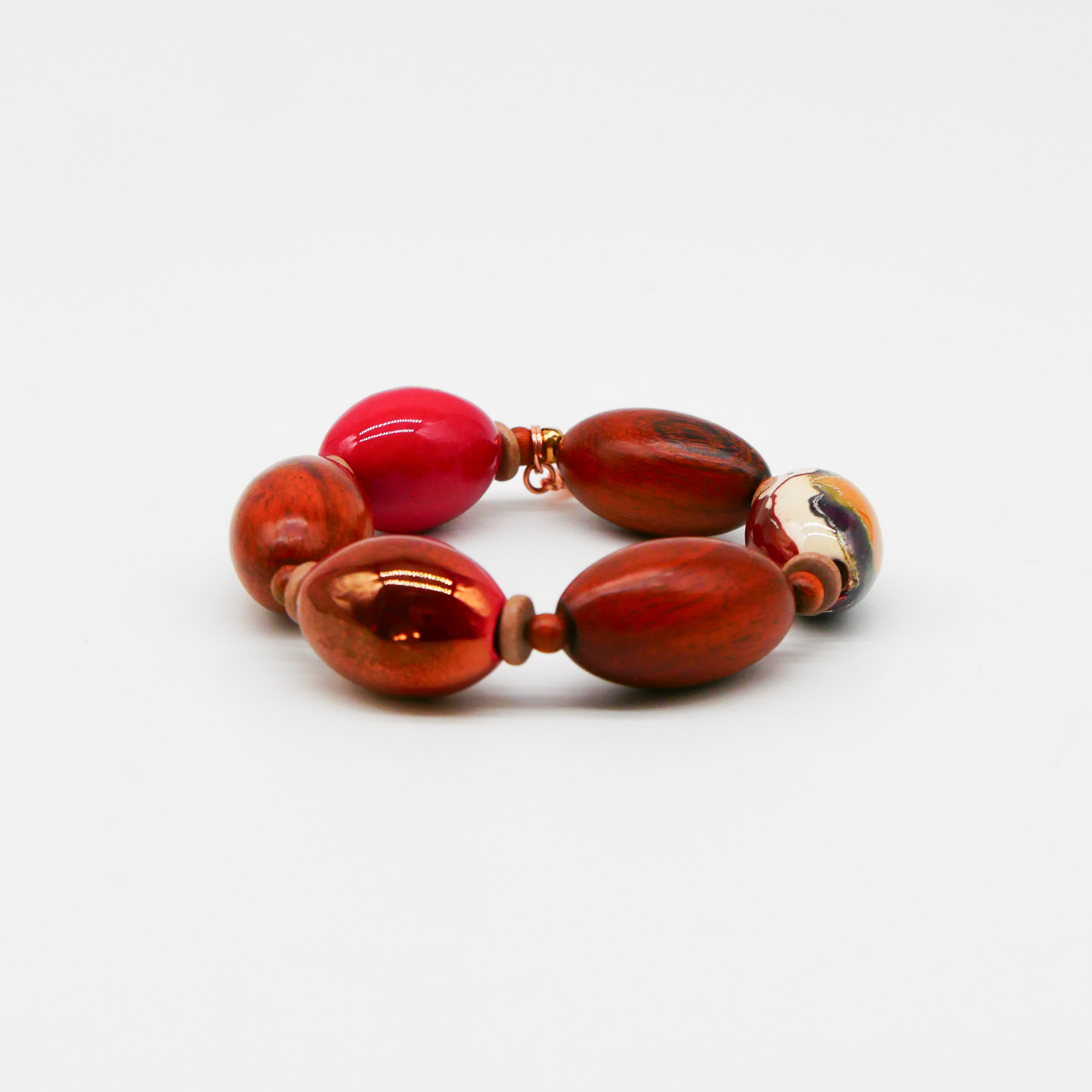 "Woodland" Armband auf Gummi "Olive", Bayong Holzoliven und Keramikoliven, rote Töne