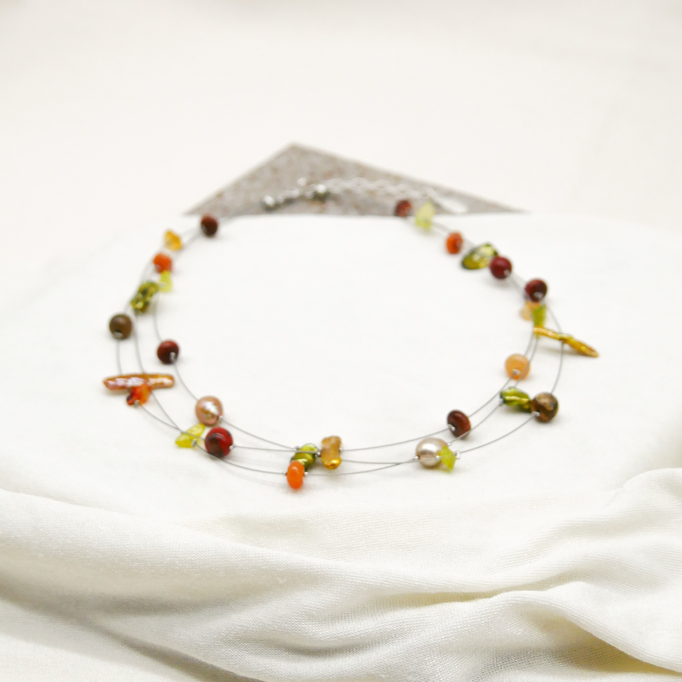 "Crystal Mountain", kurze 3 Strang Kette, Mineralsteine und Süßwasserperlen, nativ