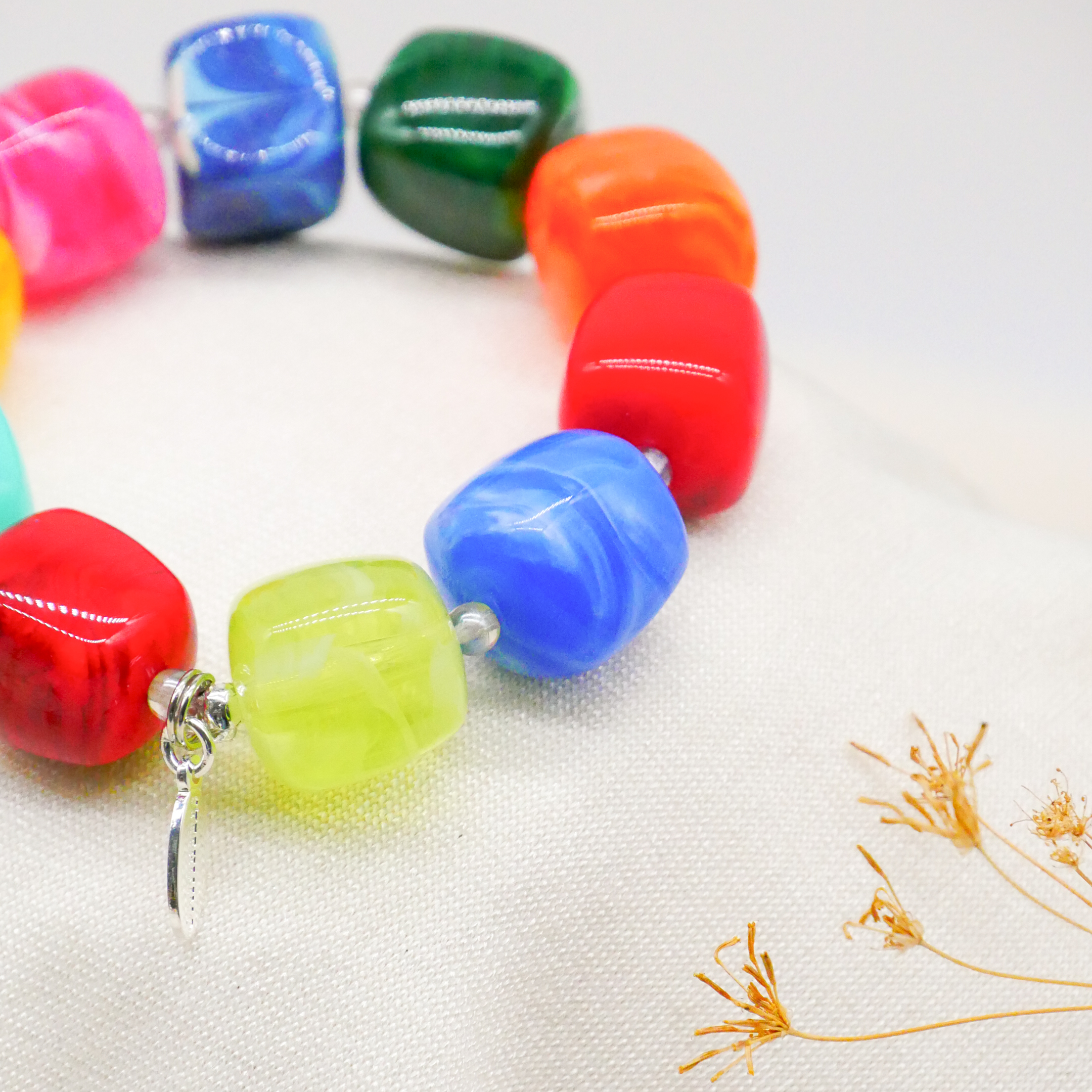 "Summer Feeling", Armband auf Gummi "Cube" ca. 16 x 16 mm Resinperlen, multicolor 