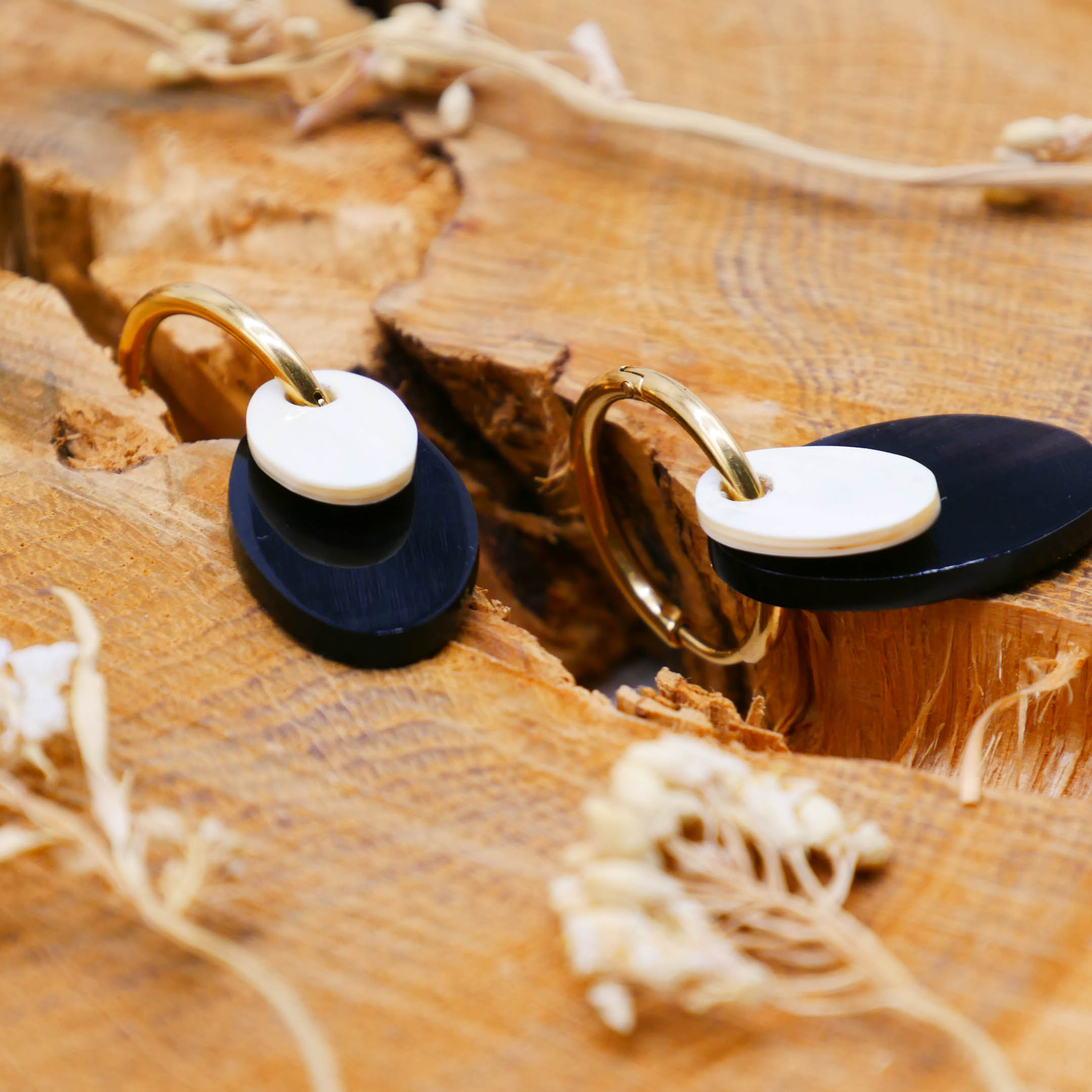 "Craft-Art" Ohrring "kleine Plättchen" schwarz und weiß, vergoldete Edelstahlcreole