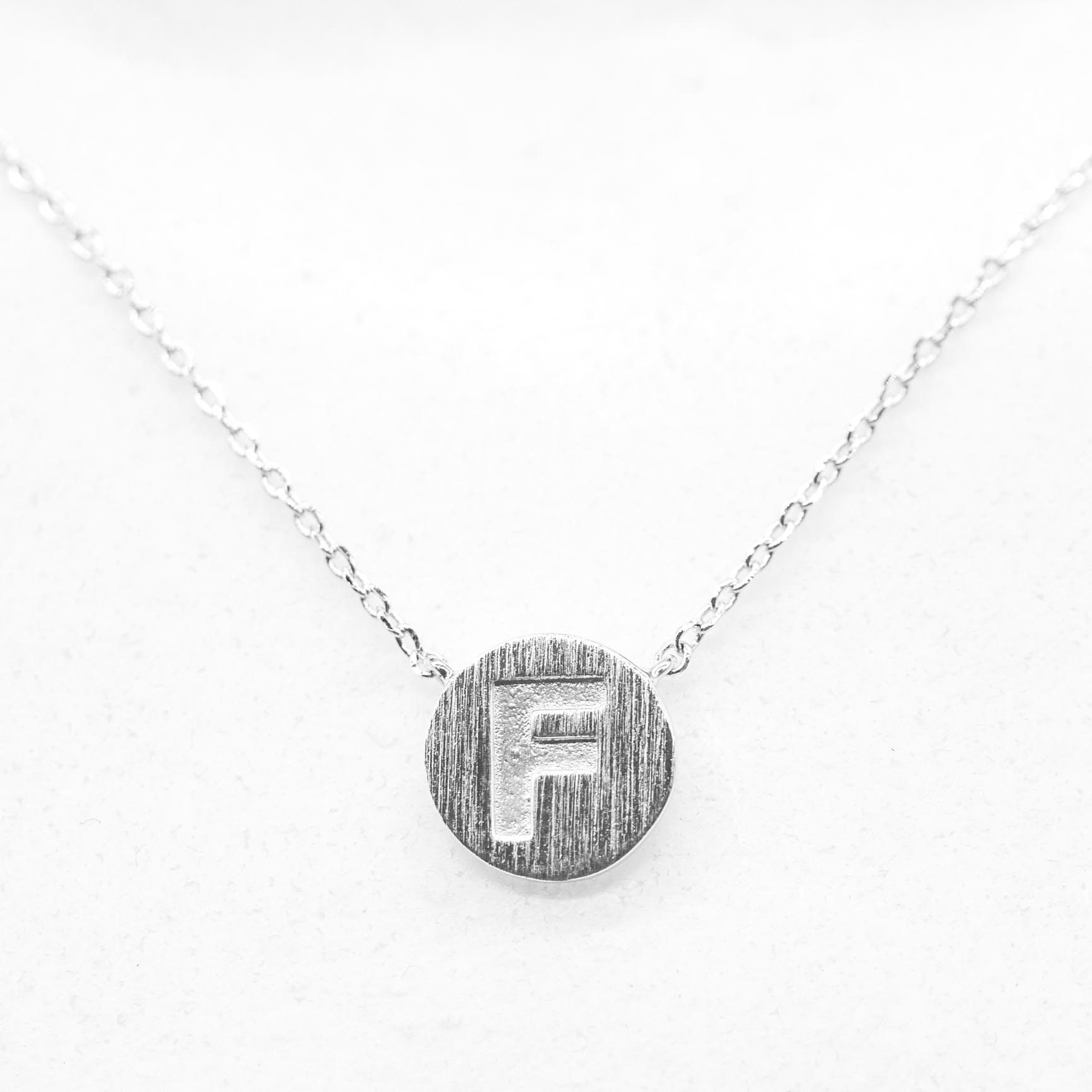 "Fine Filigré" feine kurze Metallkette, Buchstabe F, versilbert