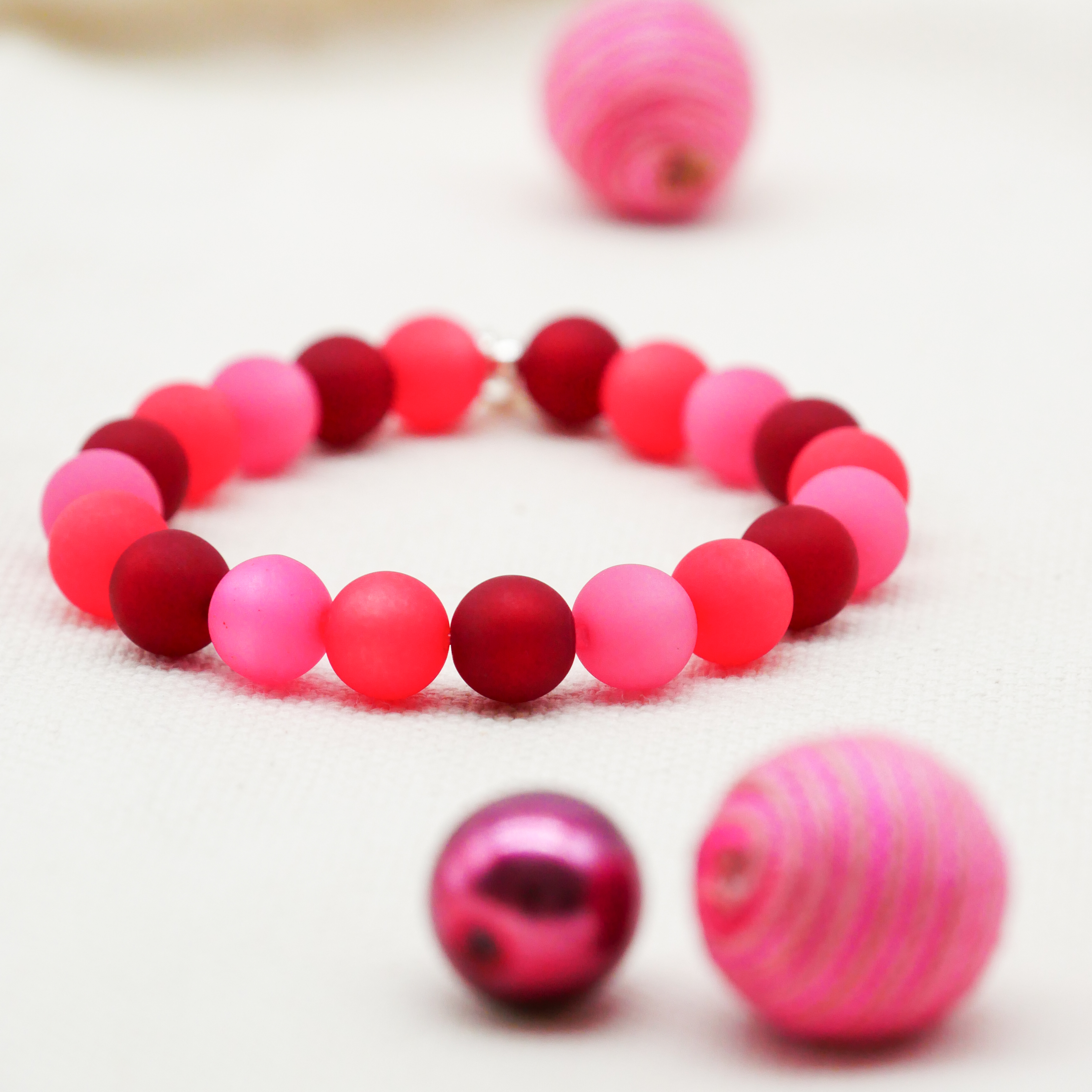"Color Explosion" Armband auf Gummi Polarisperlen ø 10 mm, dunkelrot "Color Explosion" Armband auf Gummi Polarisperlen ø 10 mm, dunkelrot