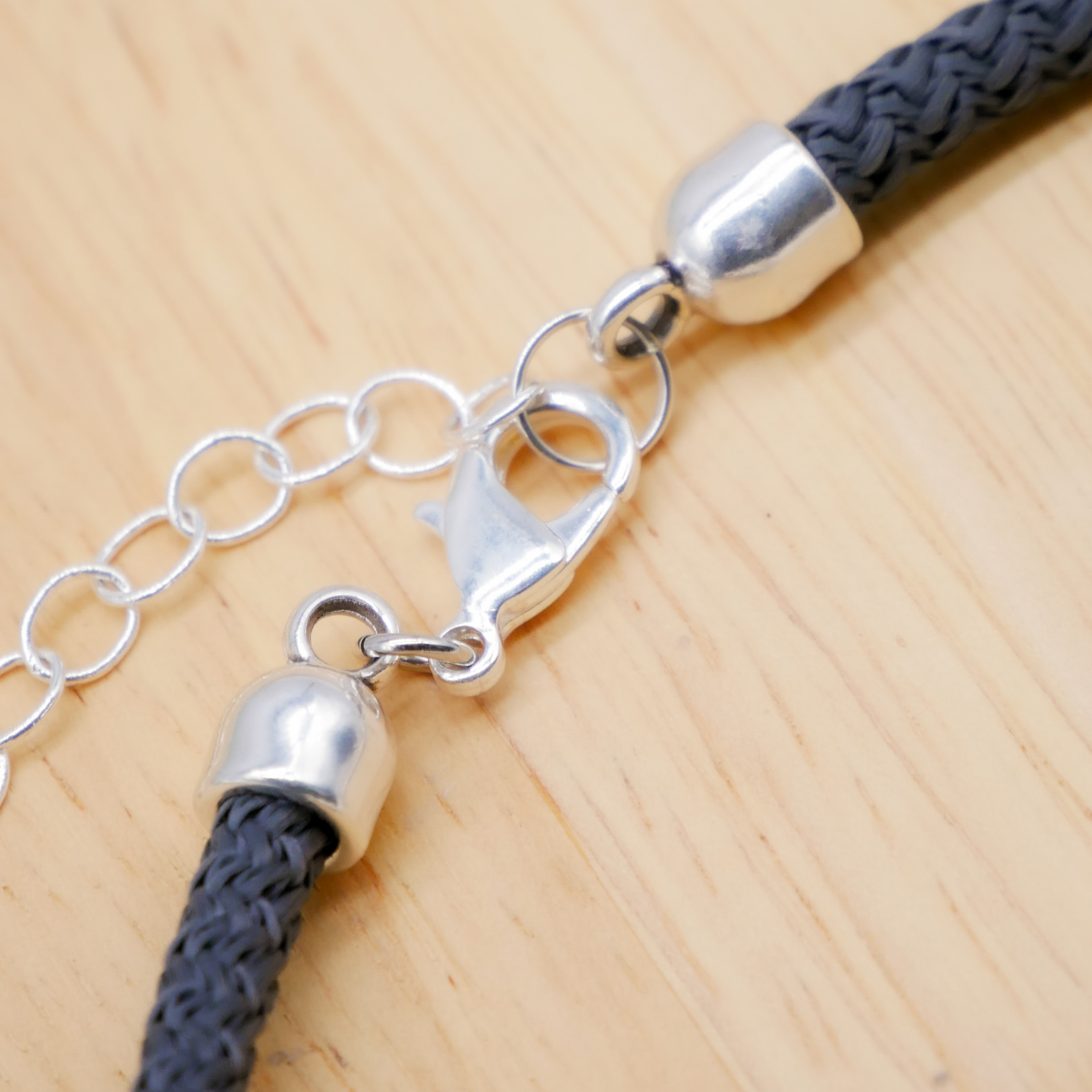 "Nomadic" Kette graues Cordband schwarzer ovaler Hornanhänger mattiert, 35 x 50 mm, silberfarben 