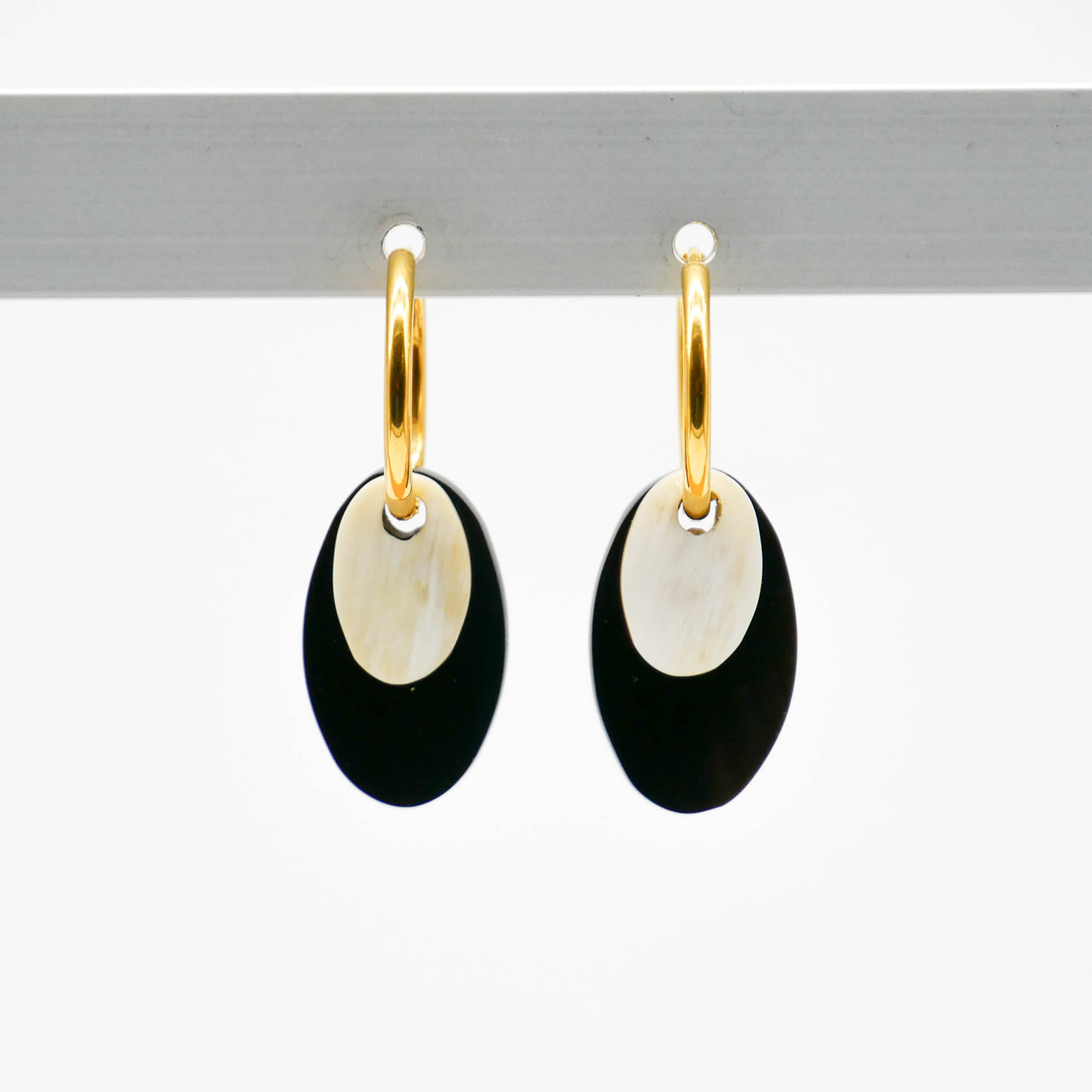 "Craft-Art" Ohrring "kleine Plättchen" schwarz und weiß, vergoldete Edelstahlcreole