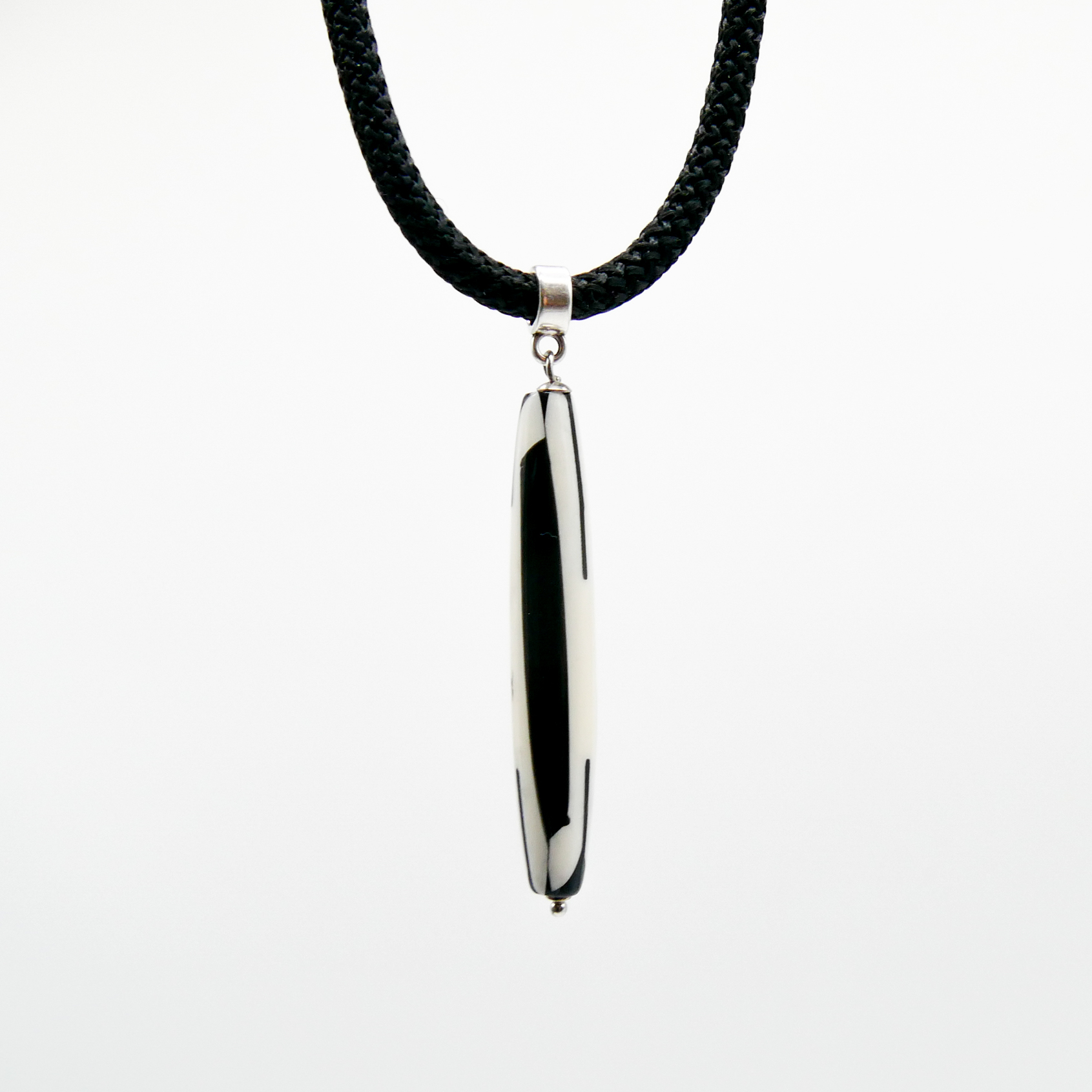 "Classic Ethnic" Halskette Cordband schwarz, gestreifte Knochenperle, 60 x 10 mm "Classic Ethnic" Halskette Cordband schwarz, gestreifte Knochenperle, 60 x 10 mm