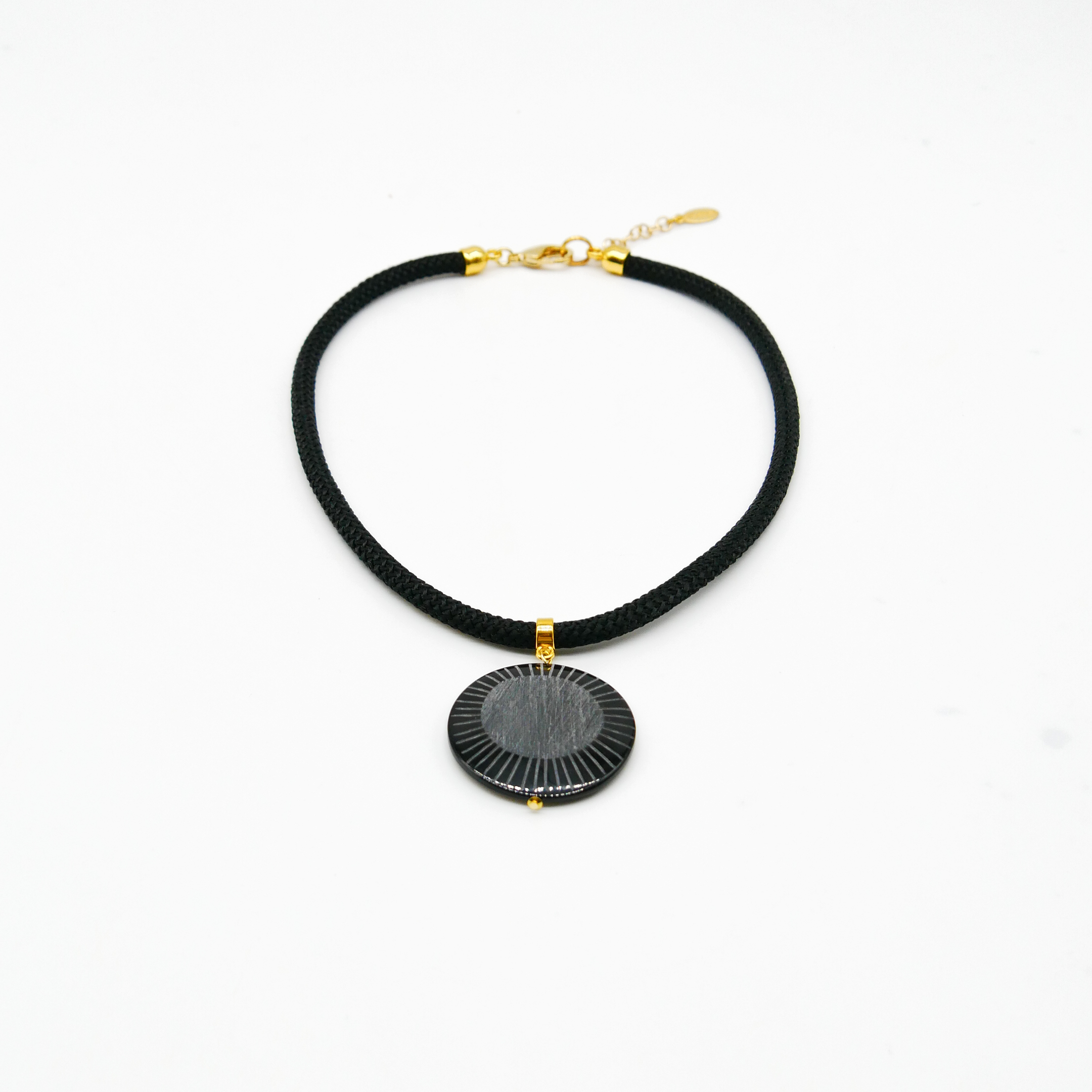 "Nomadic" Kette, schwarzes Cordband, schwarzer Anhänger geritzt, ca. 40 mm, goldfarben