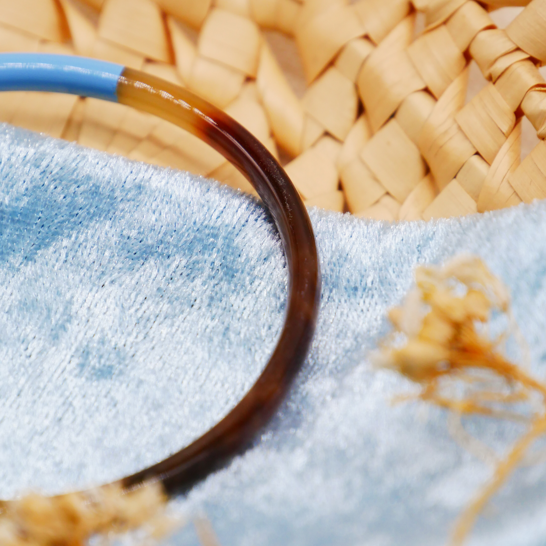  "Craft Art" zarter Armreif, braunes Horn, Lack hellblau