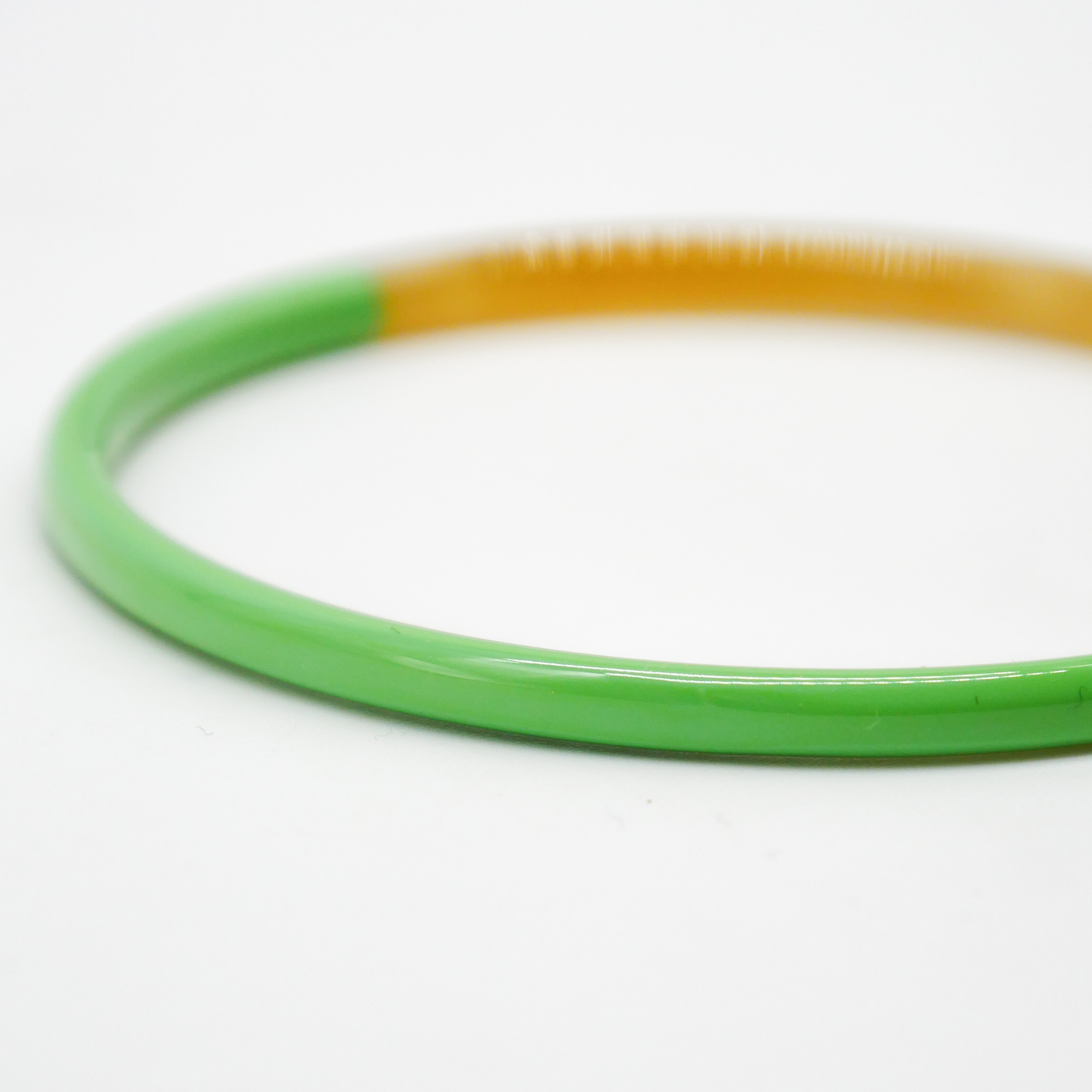  "Craft Art" zarter Armreif, weißes Horn, Lack hellgrün