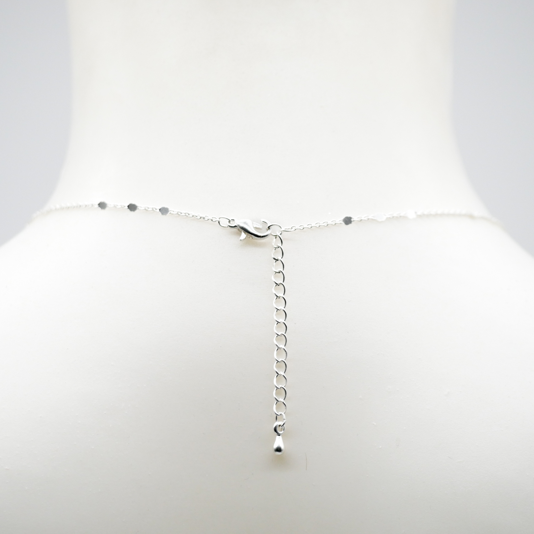 "Fine Filigré" feine kurze Metallkette, Scheibe mit schwarzem Stein, versilbert