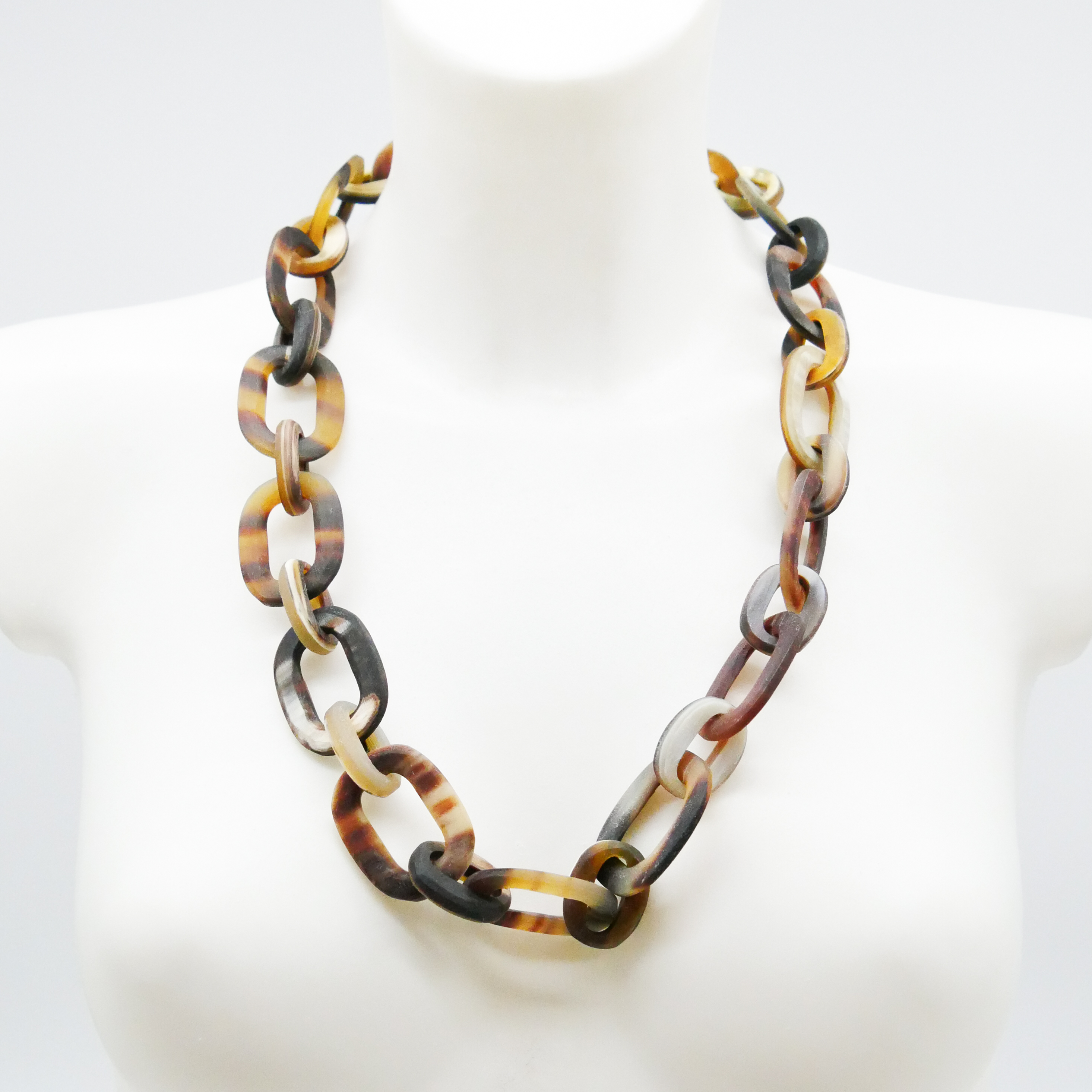  "Craft-Art", kurze Kette ca. 75 cm verschiedene abgerundete Rechtecke, braunes Horn matt 