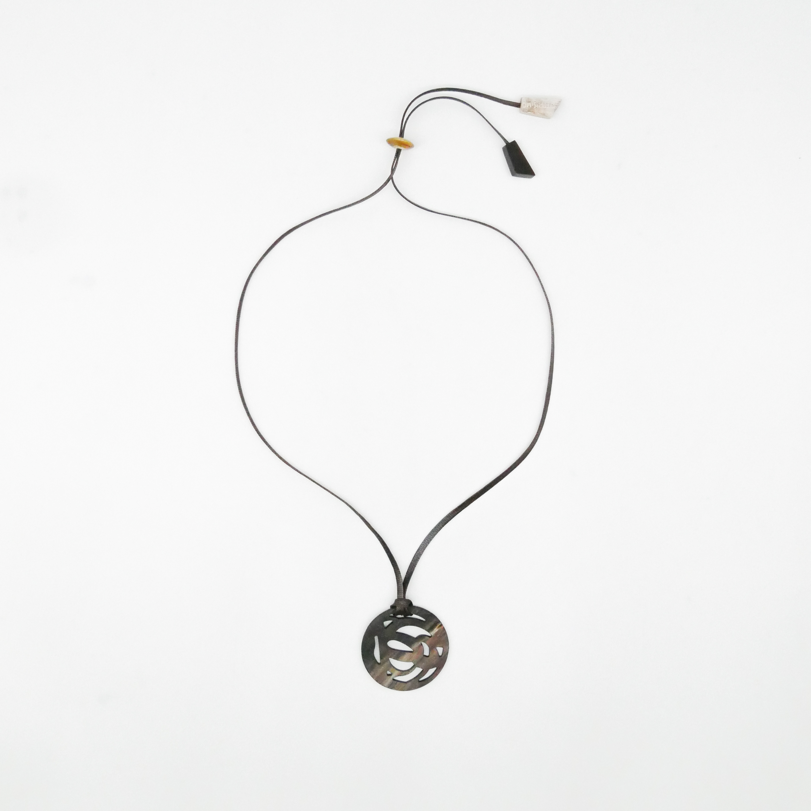  "Craft-Art", runder Hornanhänger Ø ca. 53 verspieltes Design, Syntetikband, braunes Horn 