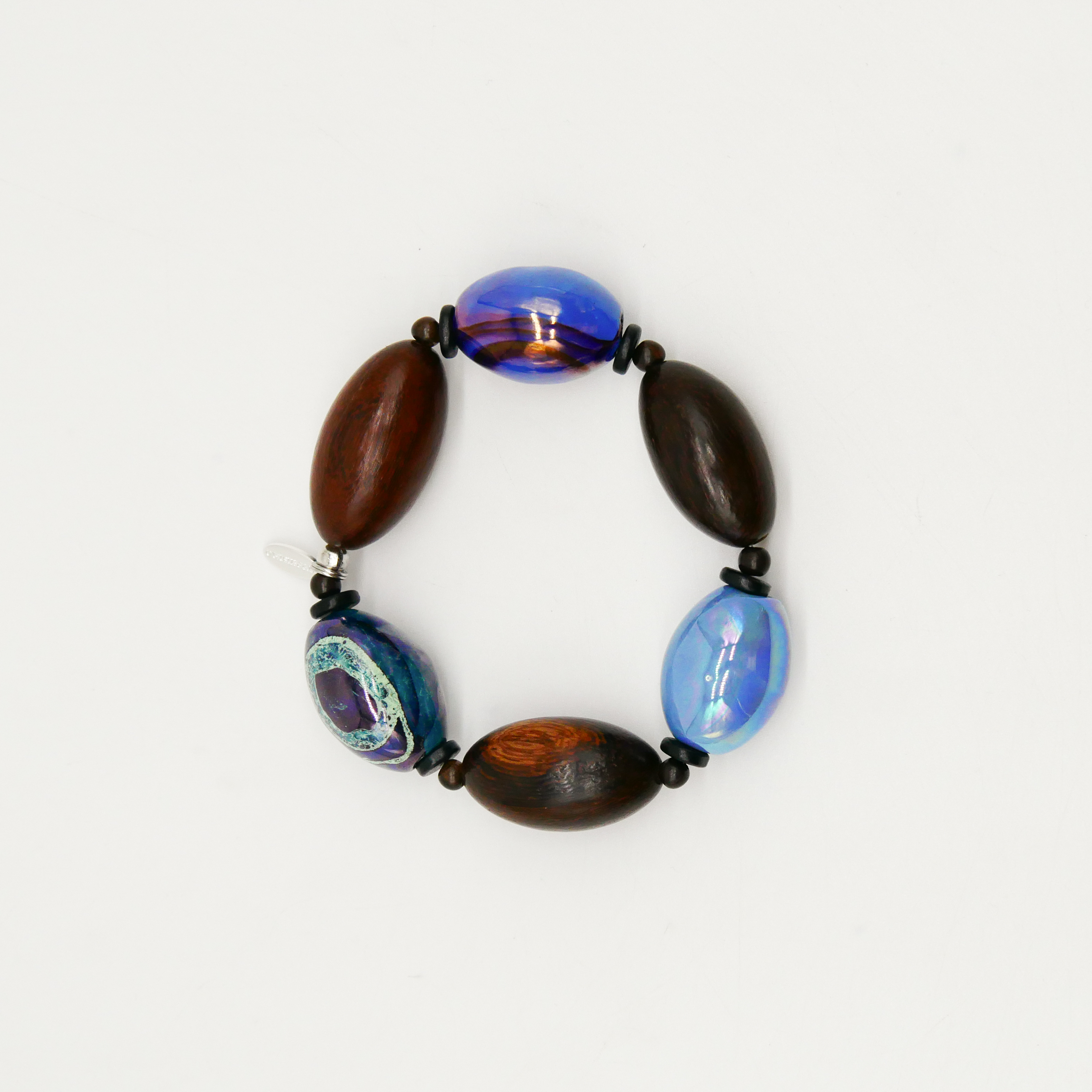 "Woodland" Armband auf Gummi "Olive", Robles Holzoliven und Keramikoliven, braune und blaue Töne "Woodland" Armband auf Gummi "Olive", Robles Holzoliven und Keramikoliven, braune und blaue Töne
