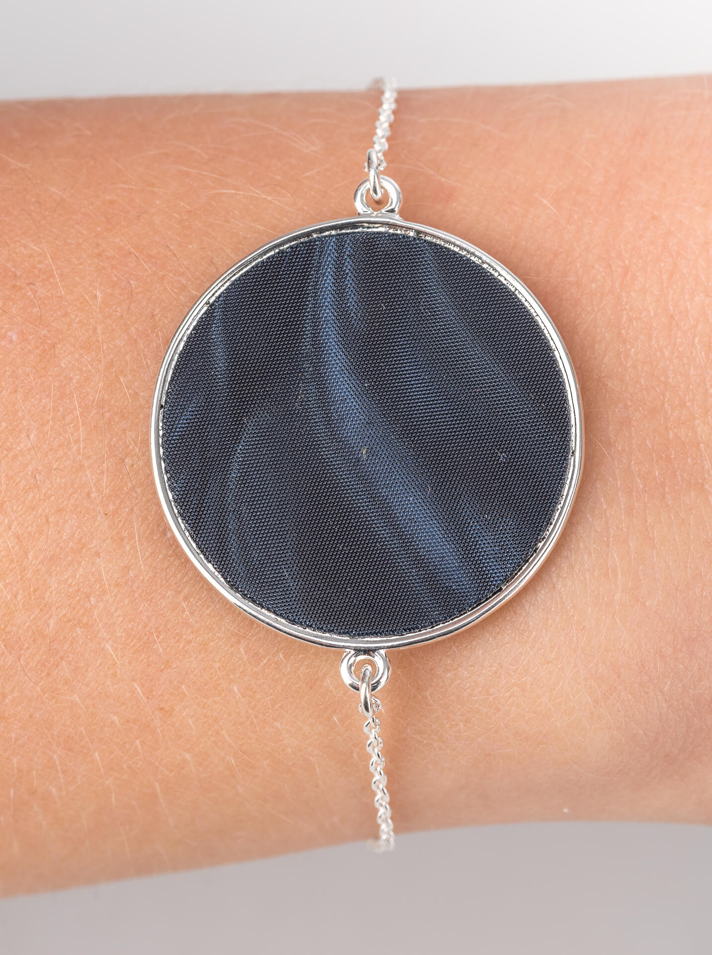 "Circle" feines Armband, versilberter Anhänger, ozeanblau schimmernd