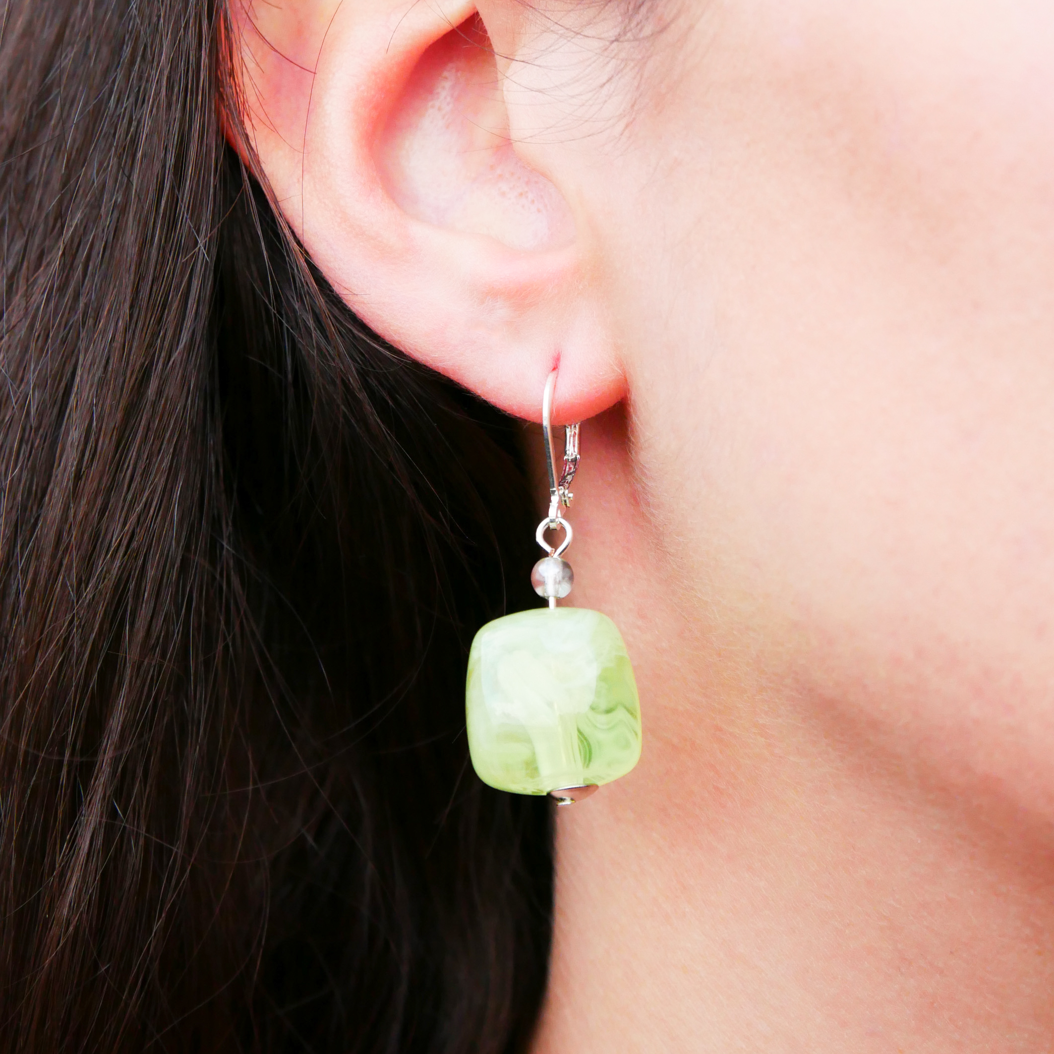 "Summer-Feeling" Ohrring "Cube" Resin- und Papercoated Perlen, grün 