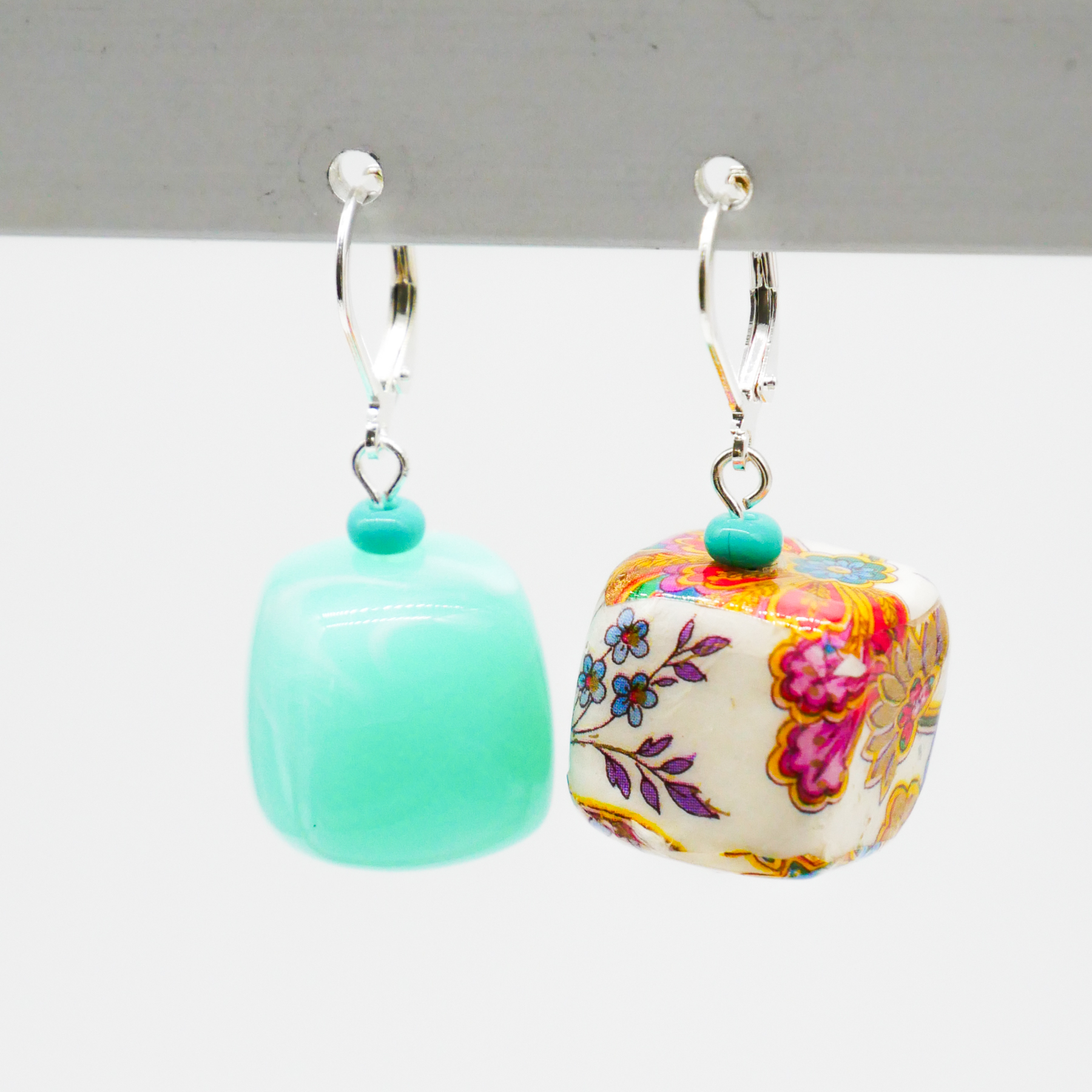 "Summer-Feeling" Ohrring "Cube" Resin- und Papercoated Perlen, türkis