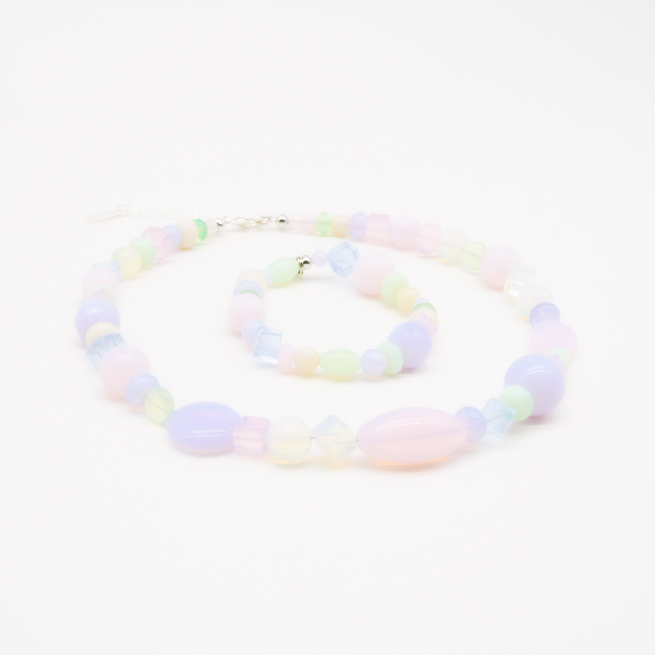 "Summer Feeling",  Kette aus verschiedenen Formen, Glas- und Resin Perlen, opal-pas