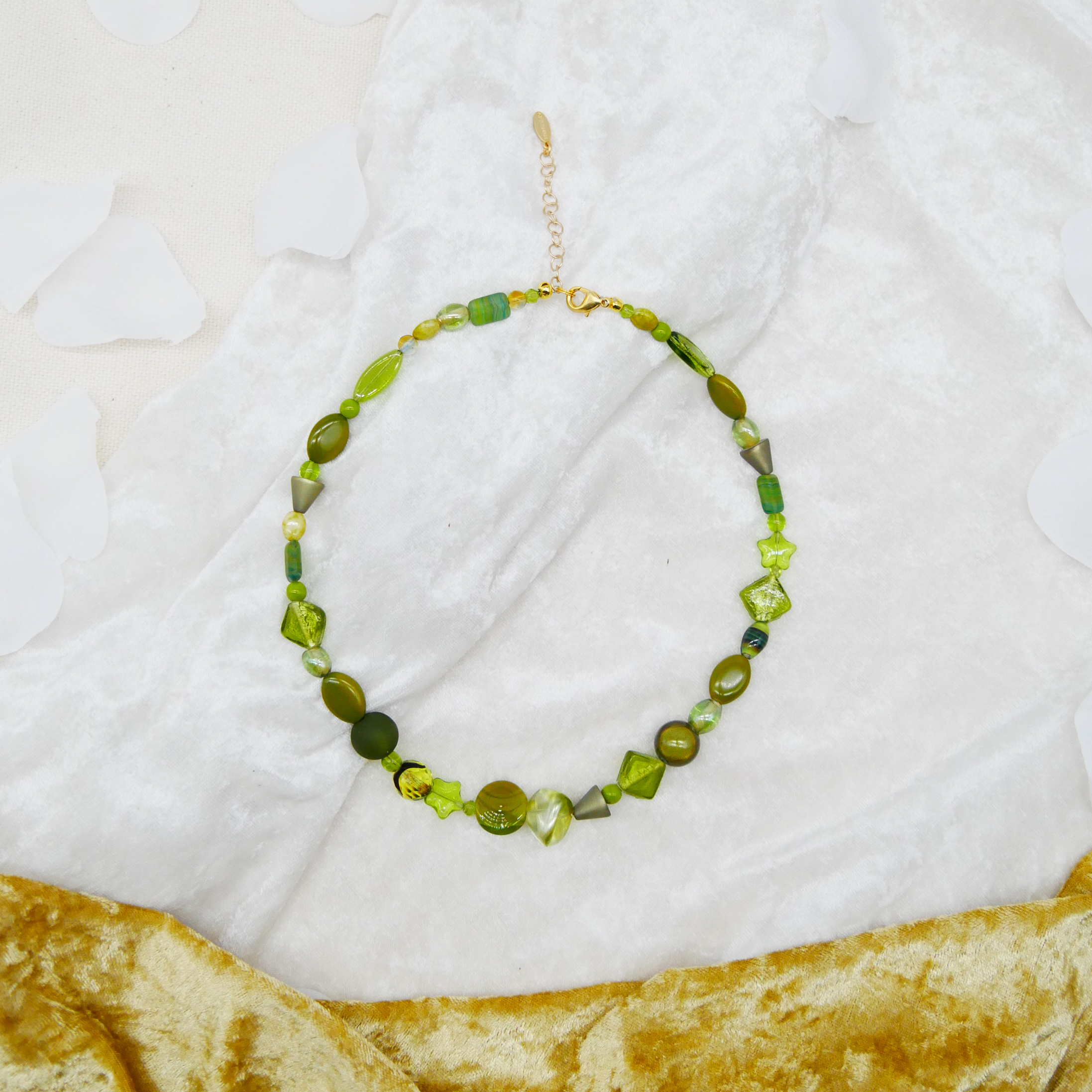 "Summer Feeling",  Kette aus verschiedenen Formen, Glas- und Resin Perlen, grün