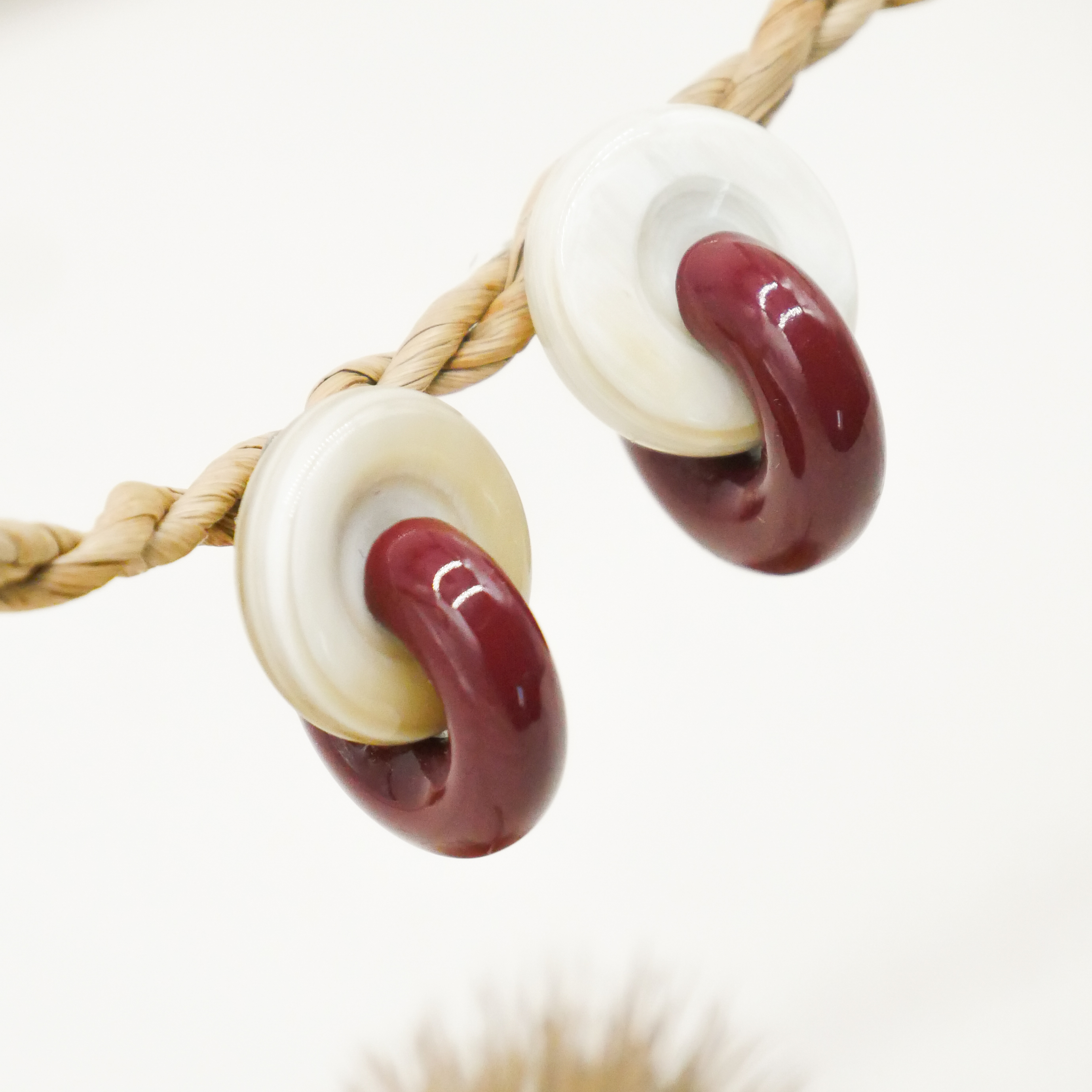  "Craft-Art", Ohrstecker zwei dicke Reife 90 Grad versetzt schwarzes Horn, Lack weinrot 