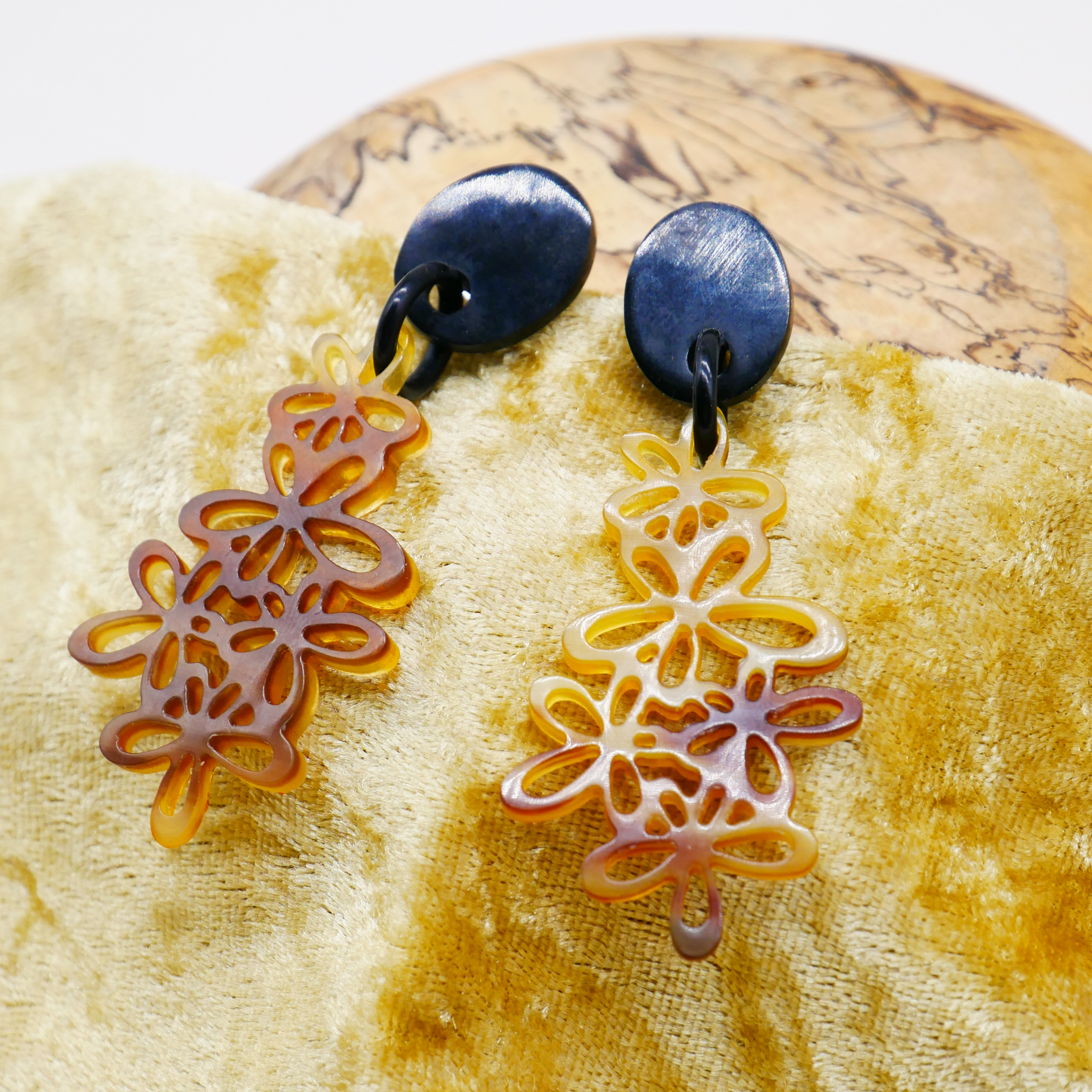 "Craft Art" Ohrring "Blütenzauber" schwarzes und braunes Horn