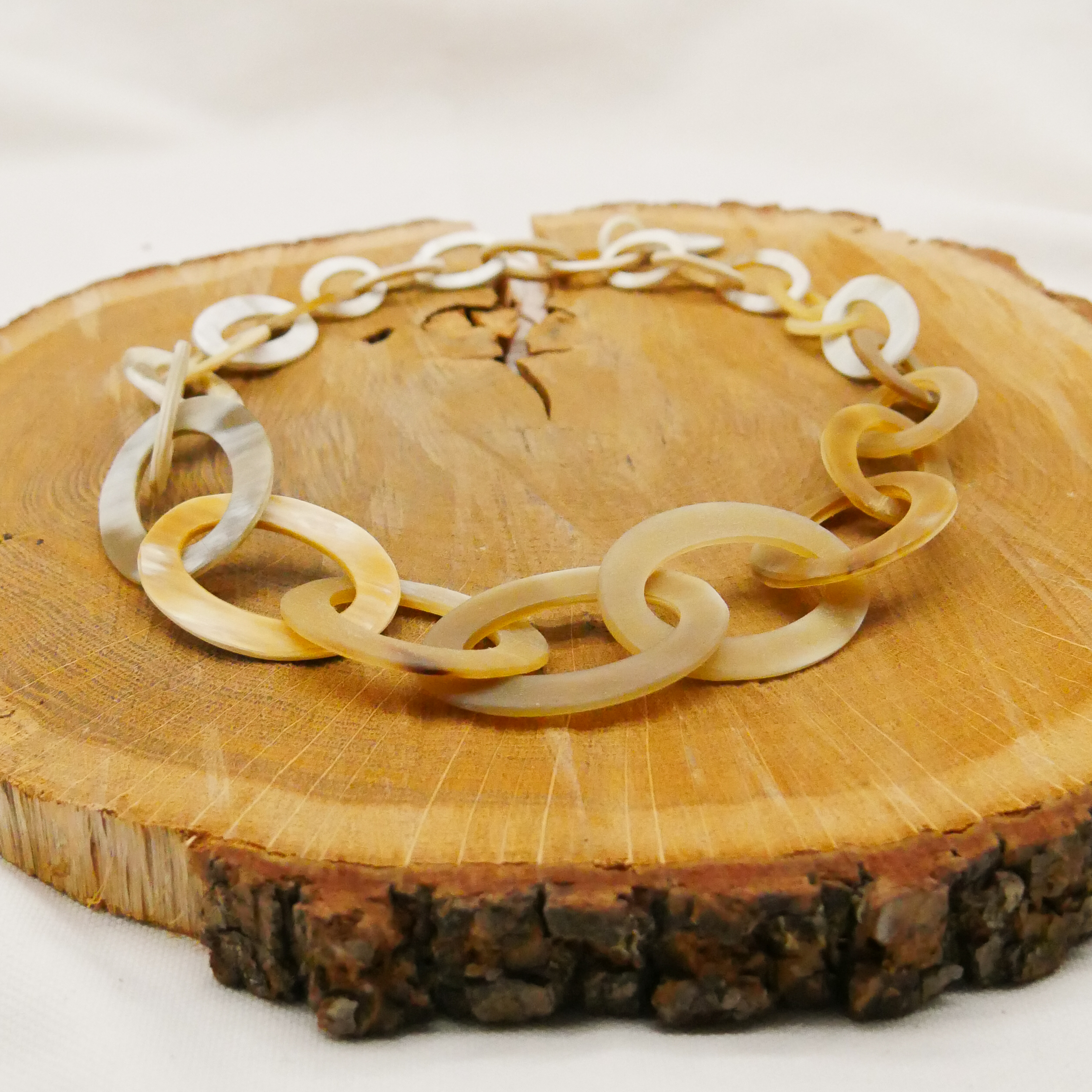  "Craft-Art", kurze Kette ca. 75 cm Ovale mit Verlauf, weißes Horn matt 